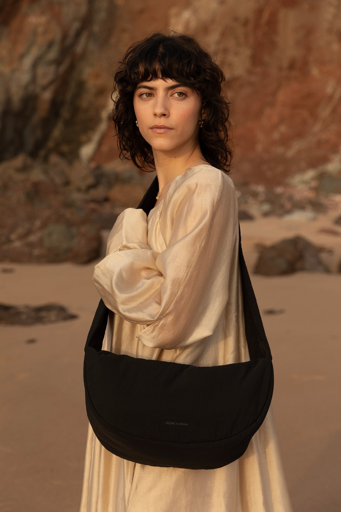 Namika cross body bag • black