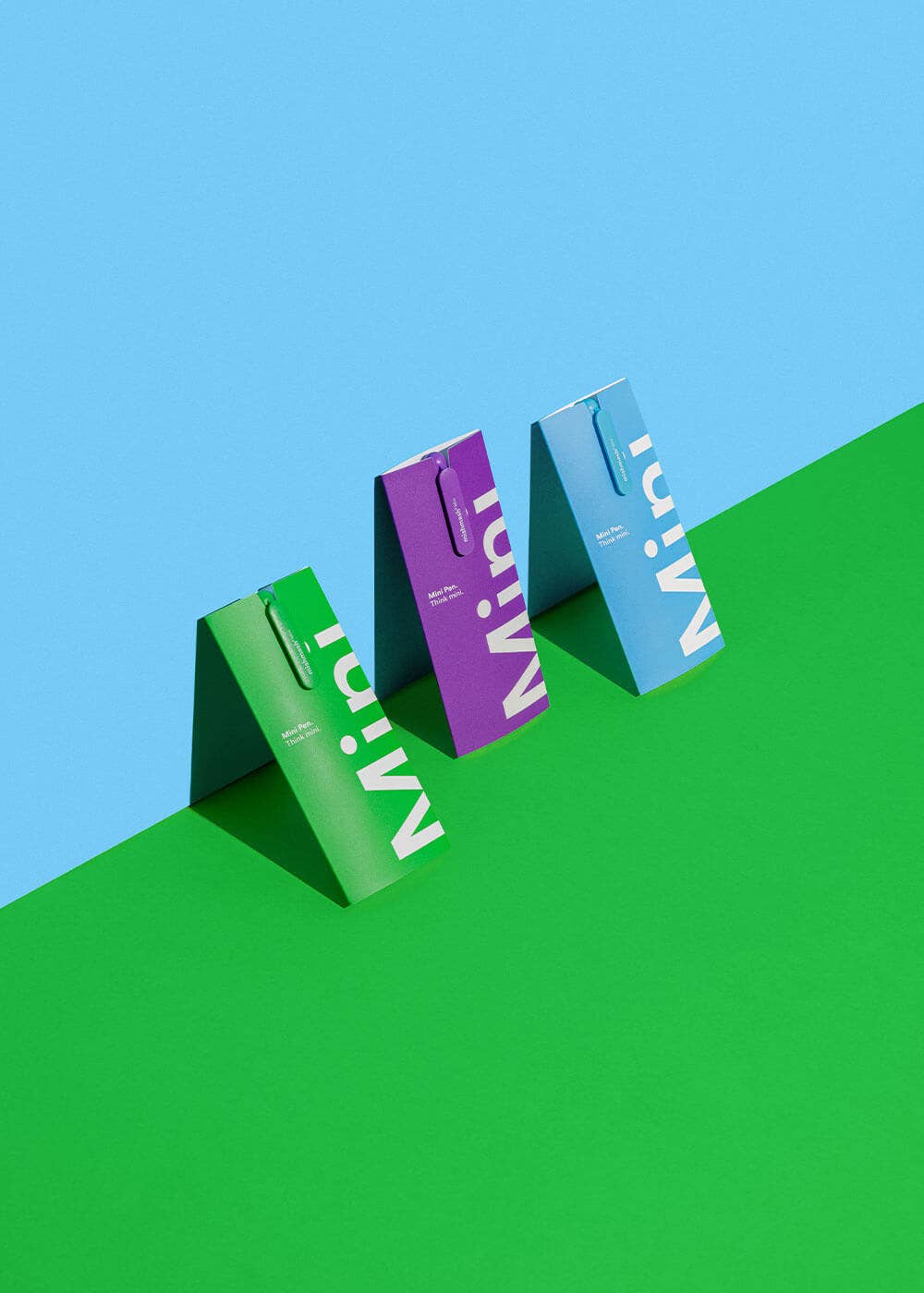 Milieuvriendelijke mini-pen van gerecycled materiaal met zwarte inkt: Blauwe of groen
