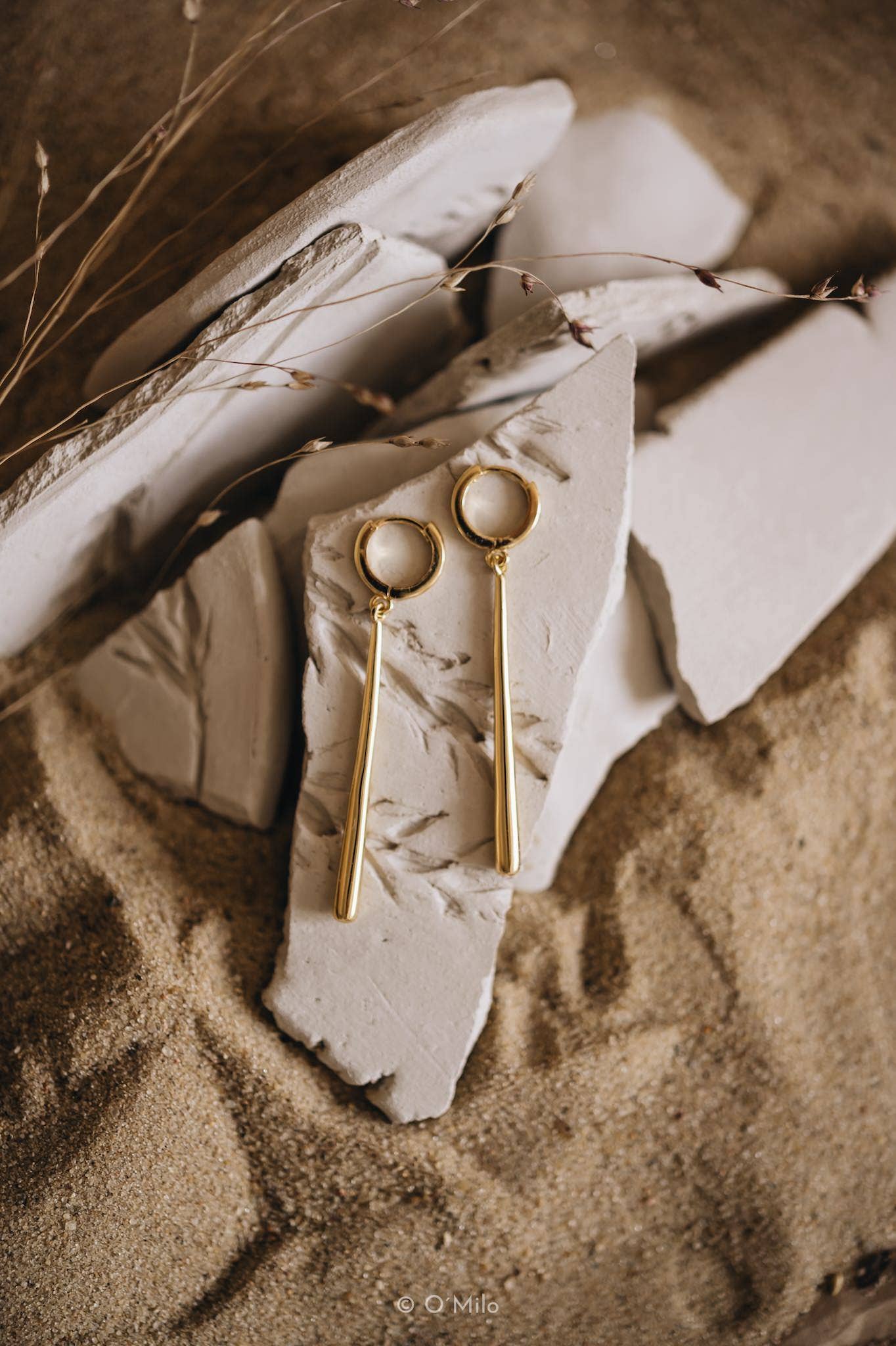 Gouden pendeloorbellen. Vela