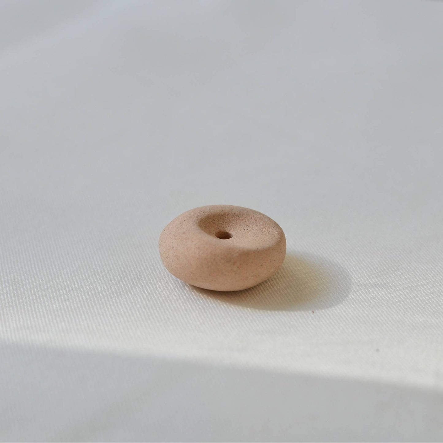 Mini beige keramische wierookhouder