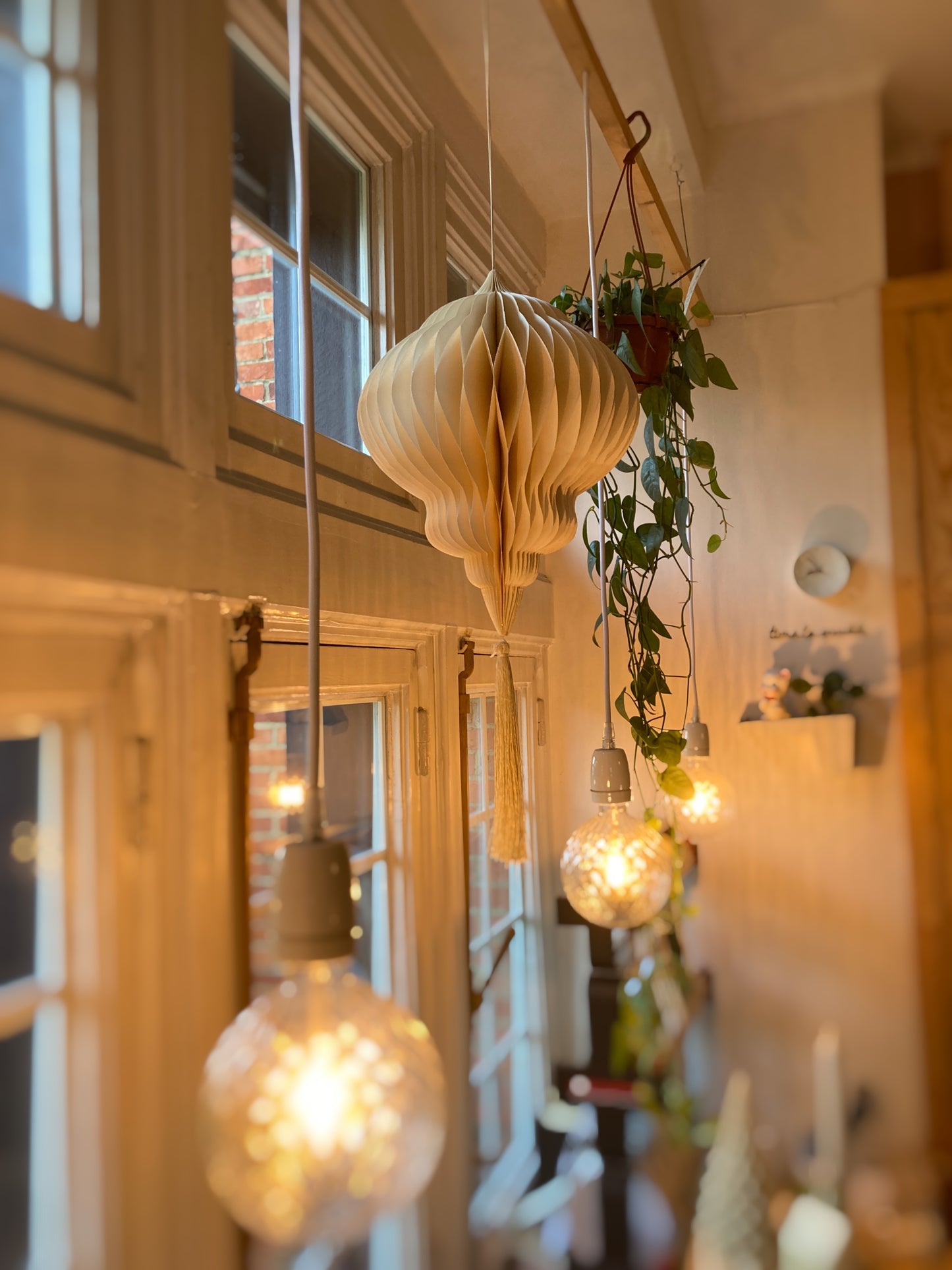 Kerstornament ecru met goudenrand & kwast - handmade & fairtrade