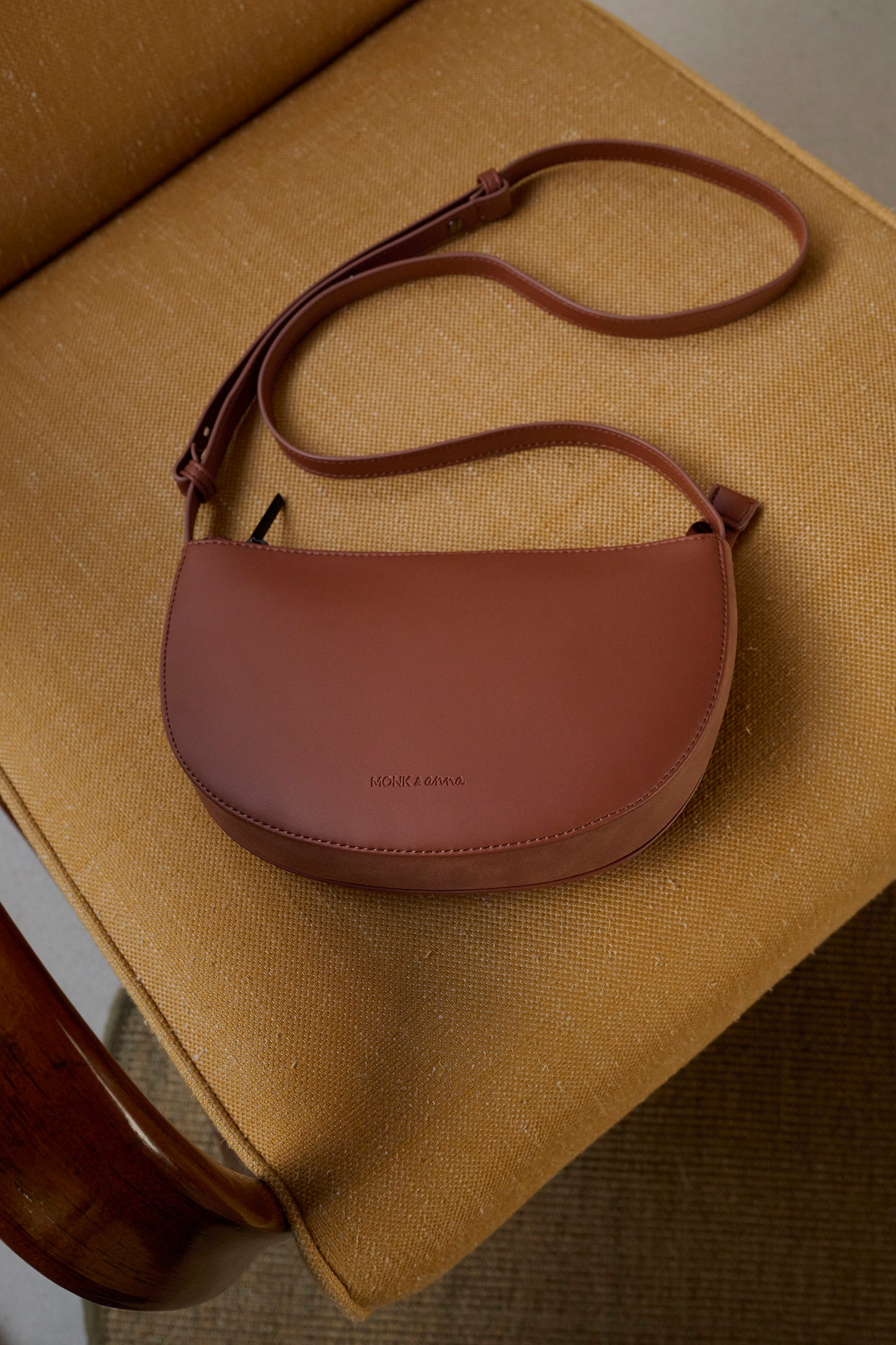 Farou - Half moon bag - carnelian