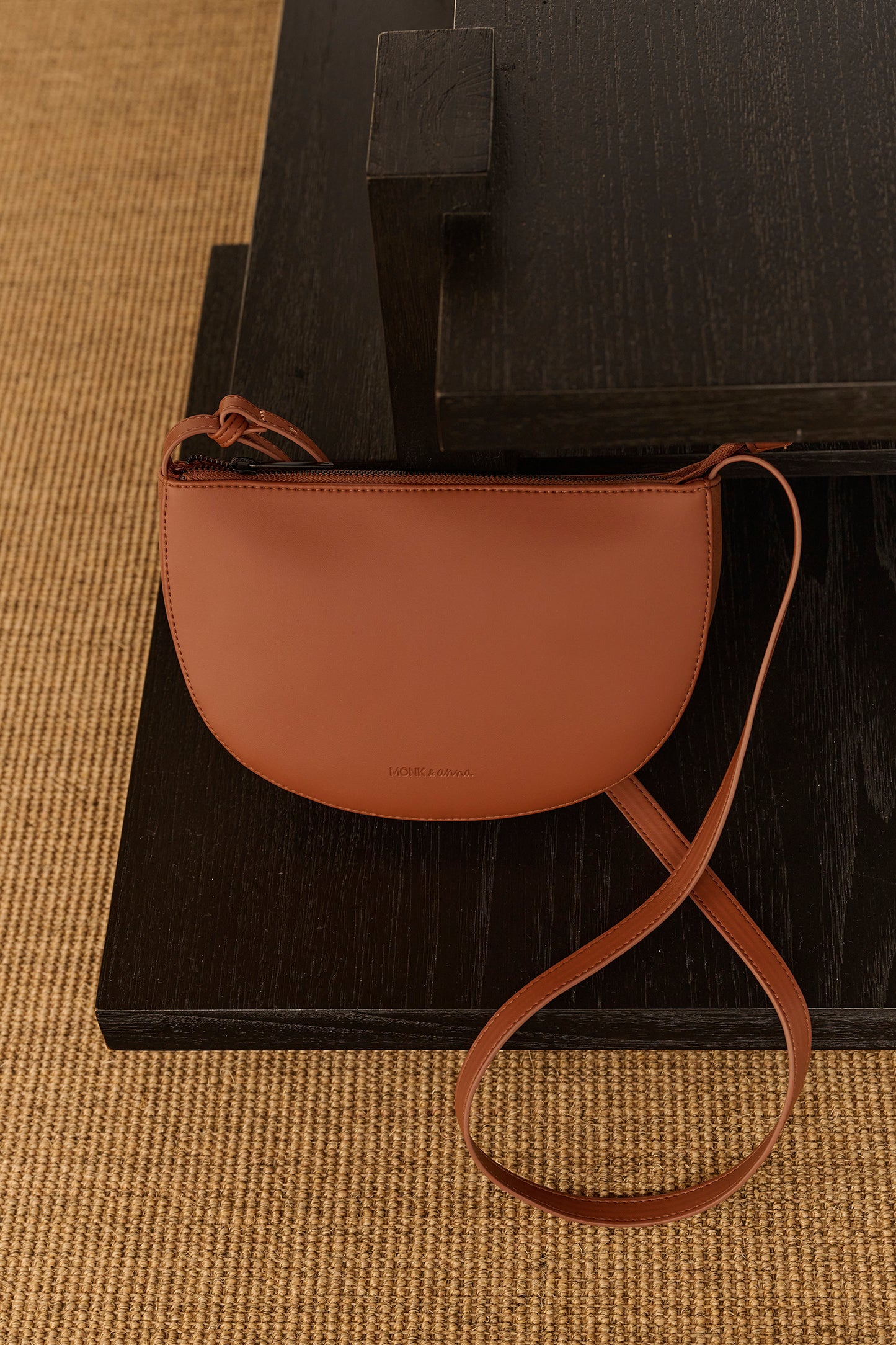 Farou - Half moon bag - carnelian