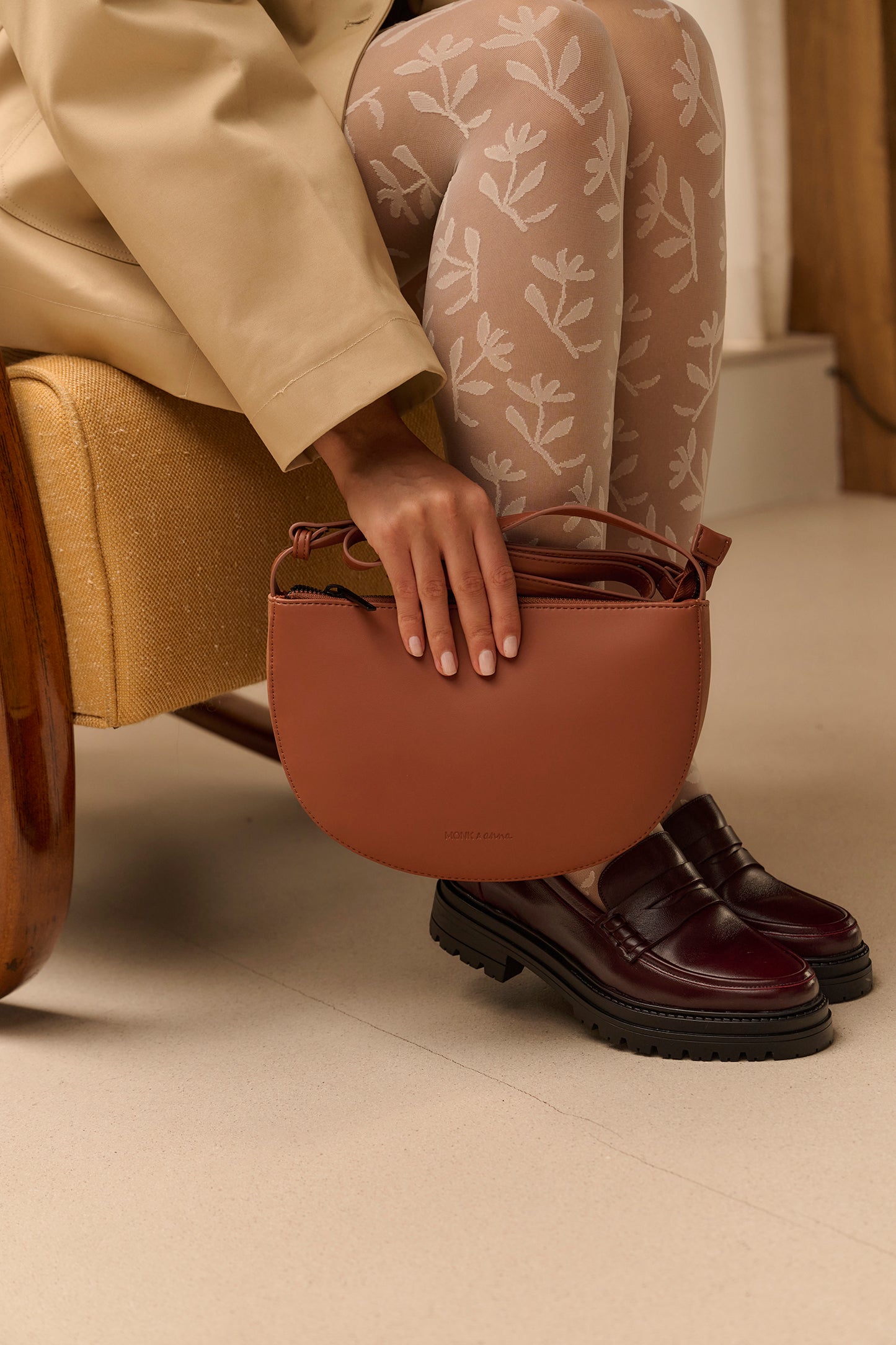 Farou - Half moon bag - carnelian