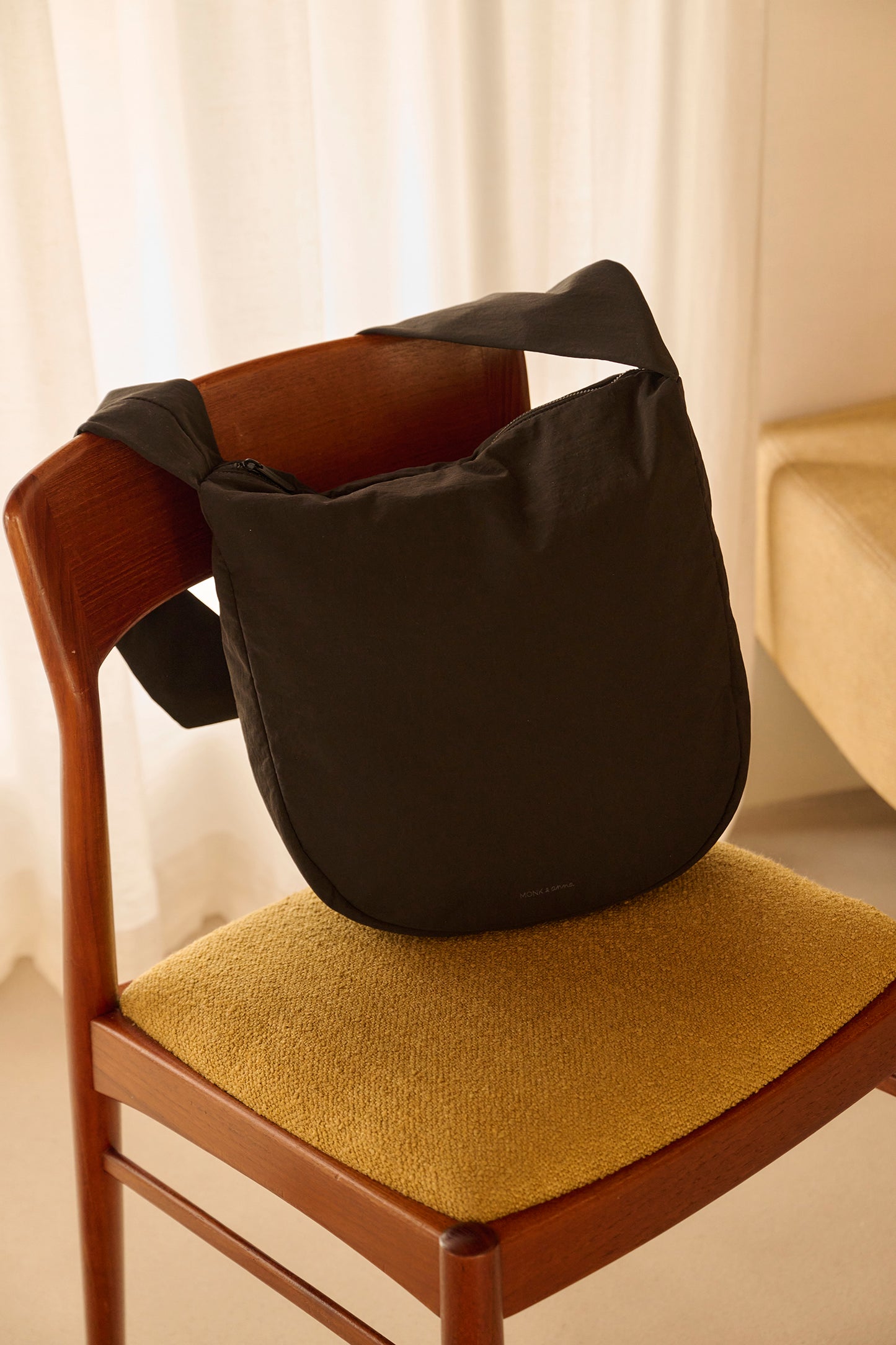 Yuka cross body shopper • black