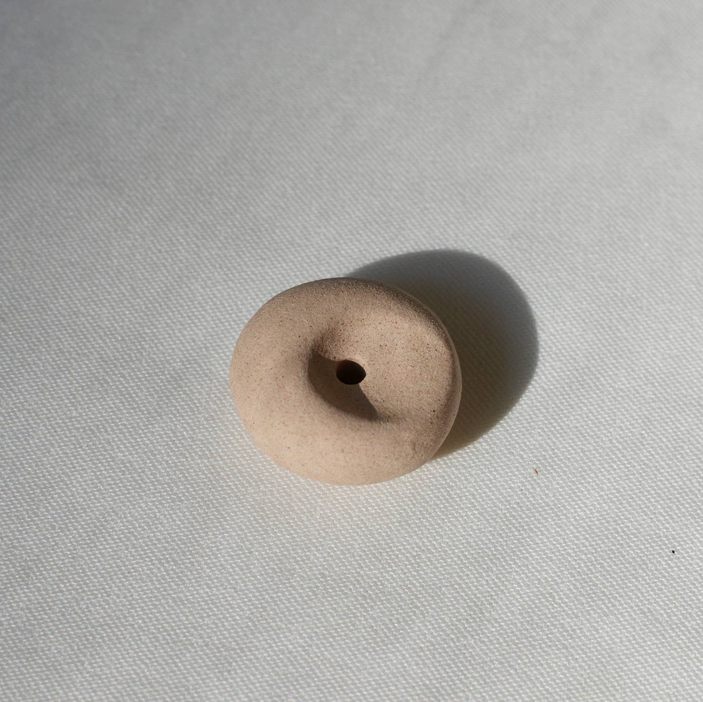 Mini beige keramische wierookhouder