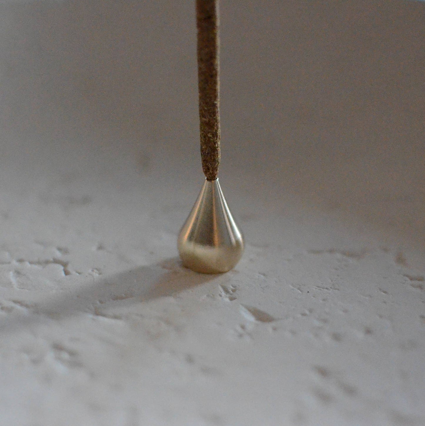 Grote koperen wierookhouder met waterdrop
