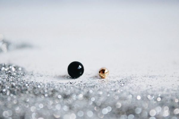 'particulas elementales' - onyx of malachiet met 18kt verguld oorbelletje