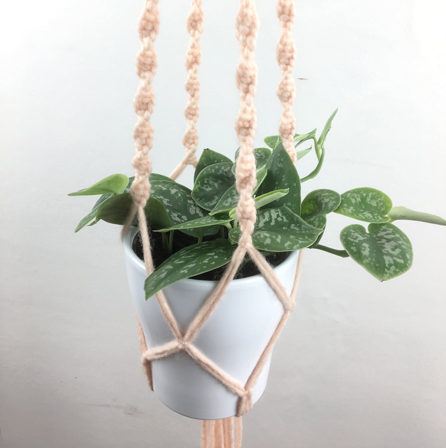 Roze macramé hanger medium