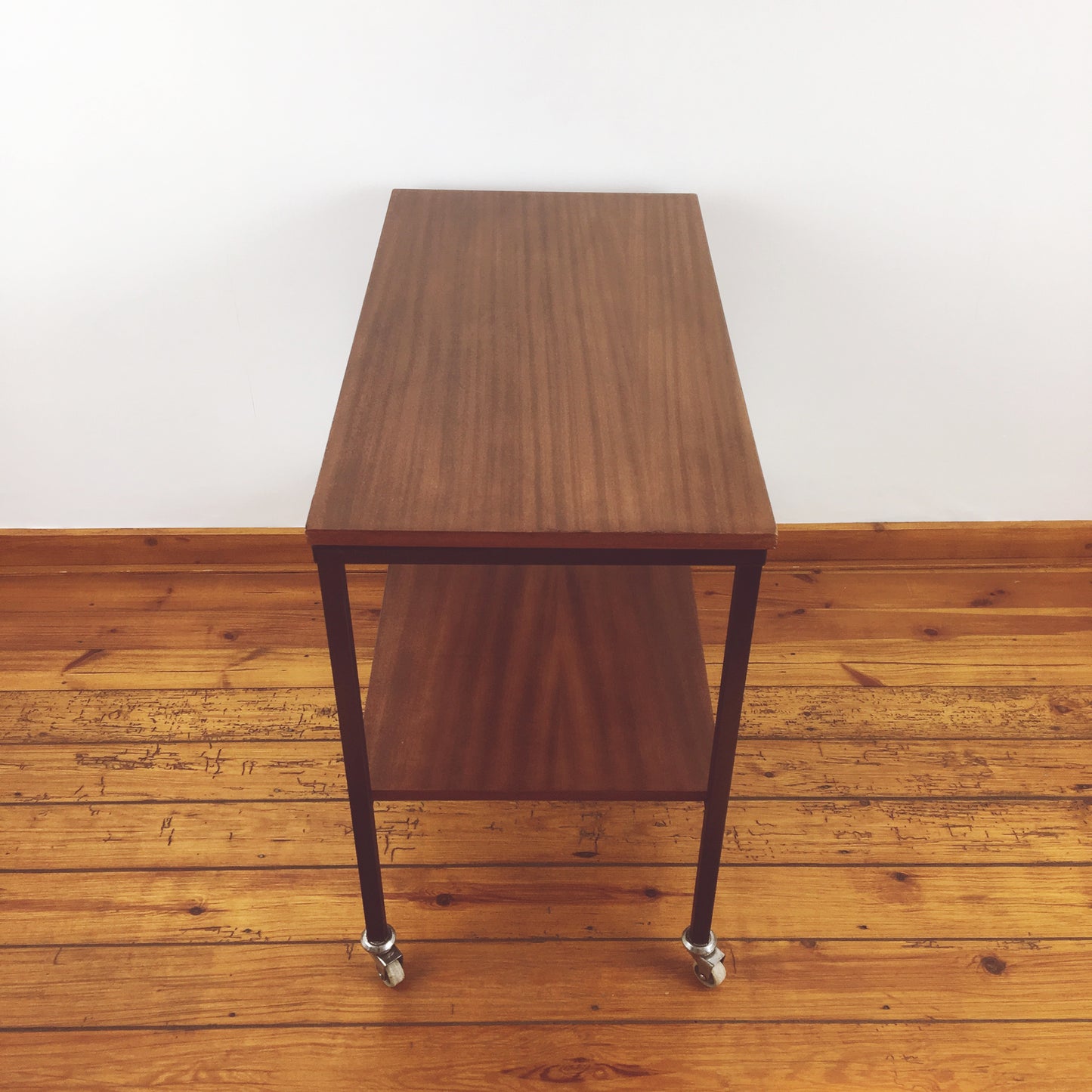 Strakke bijzettafel op wielen uit de jaren '60