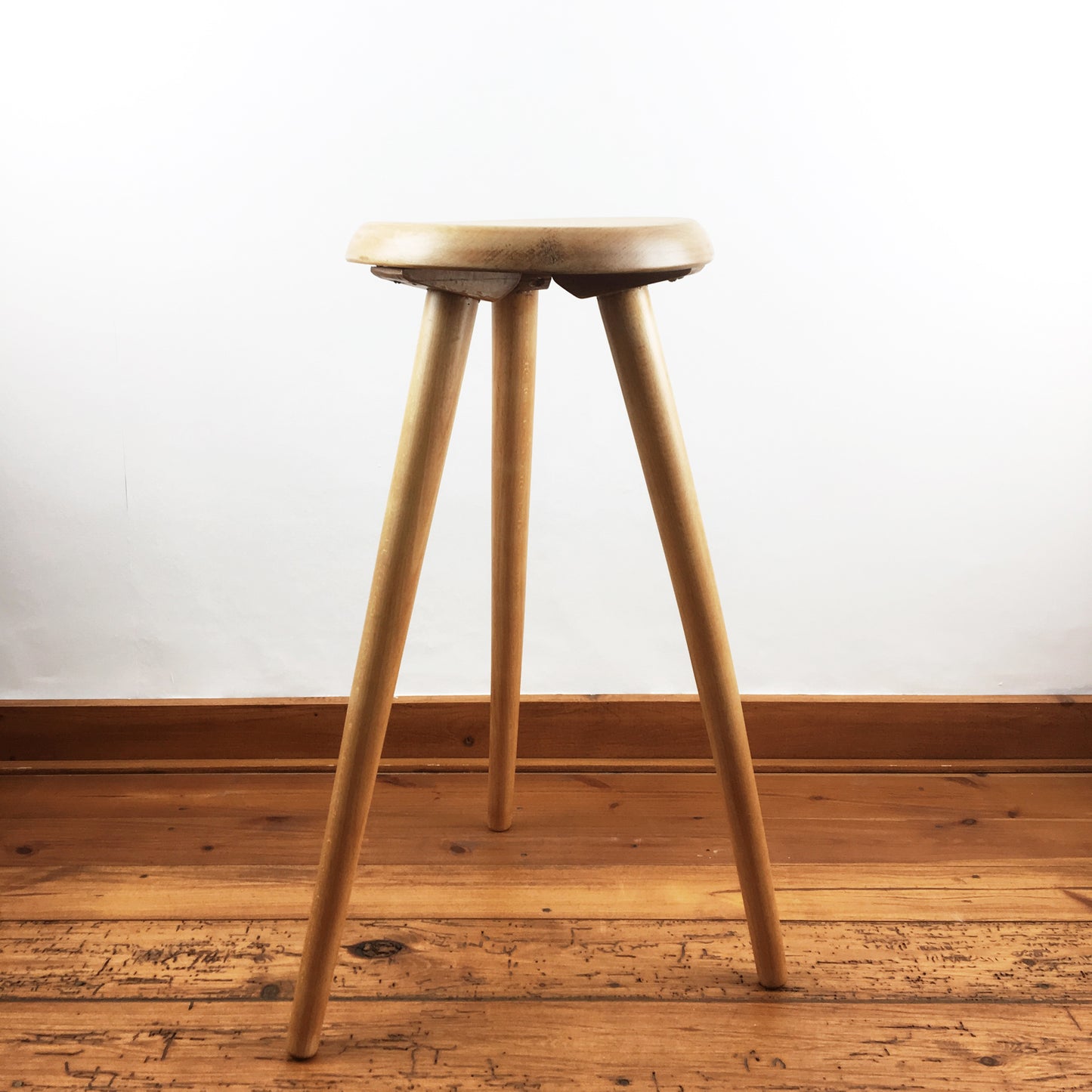 Hoge houten kruk