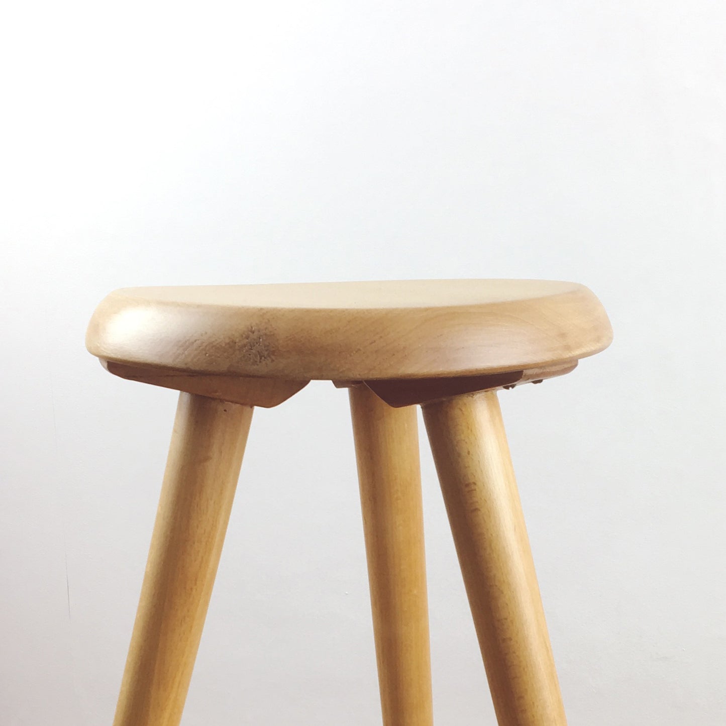 Hoge houten kruk