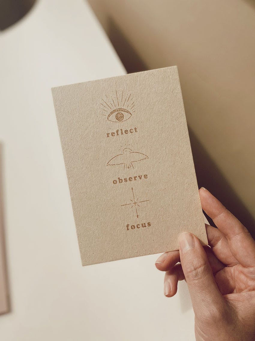 Postkaart 'Reflect, observe, focus'