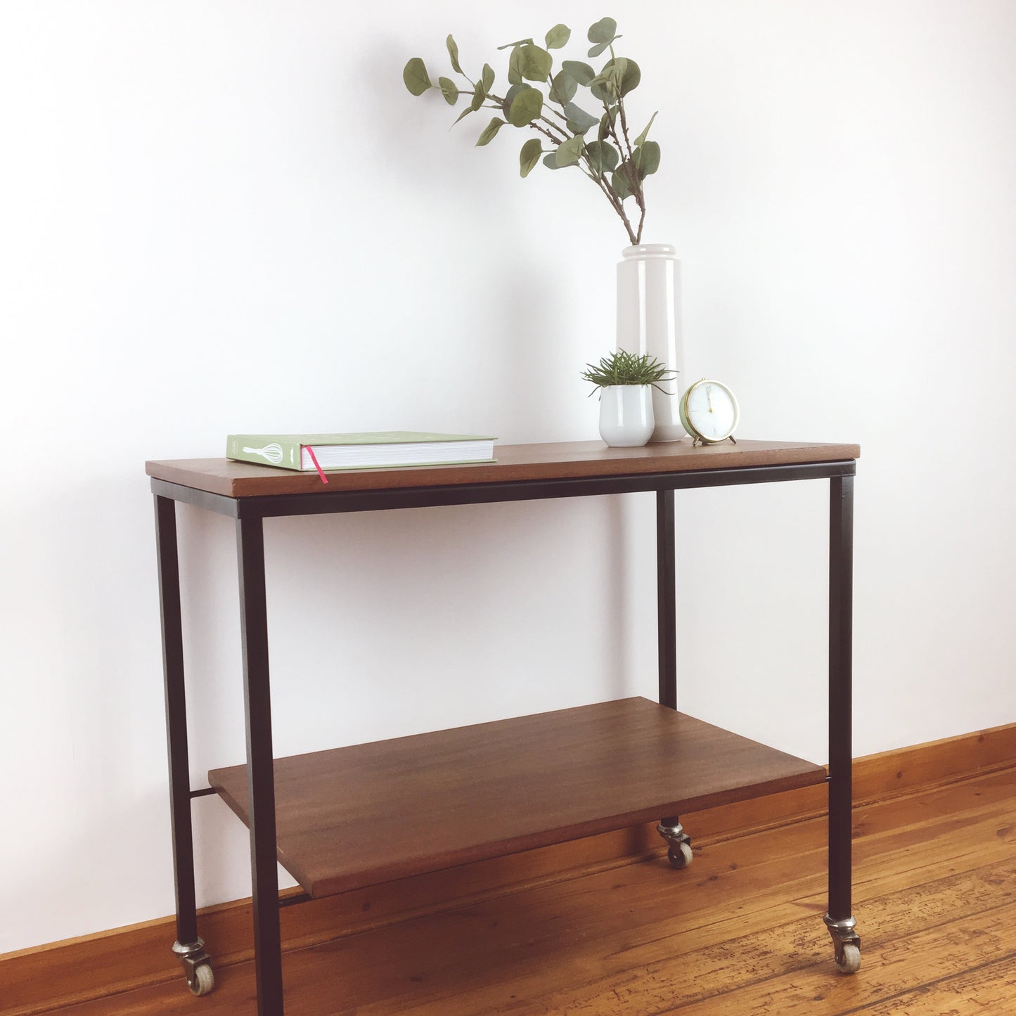 Strakke bijzettafel op wielen uit de jaren '60