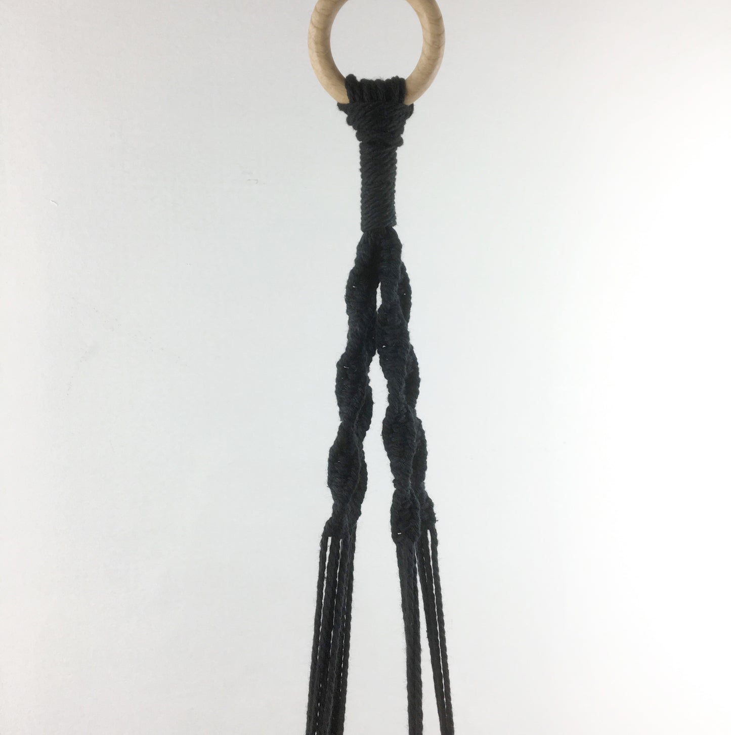 Zwarte macramé hanger