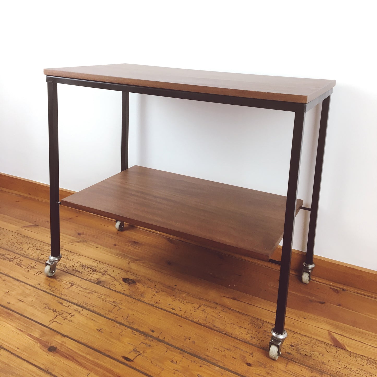 Strakke bijzettafel op wielen uit de jaren '60