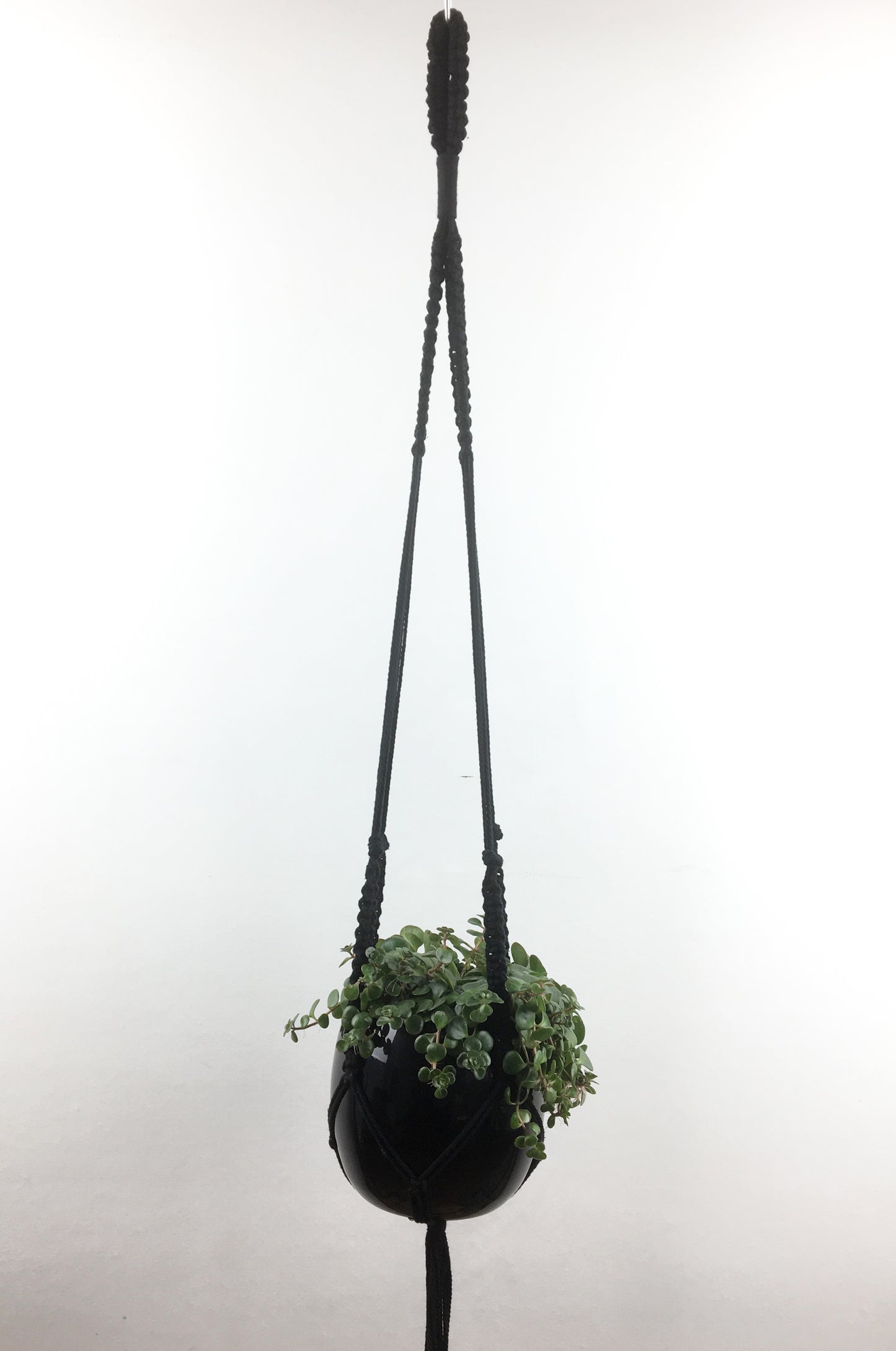 Grote zwarte macramé hanger