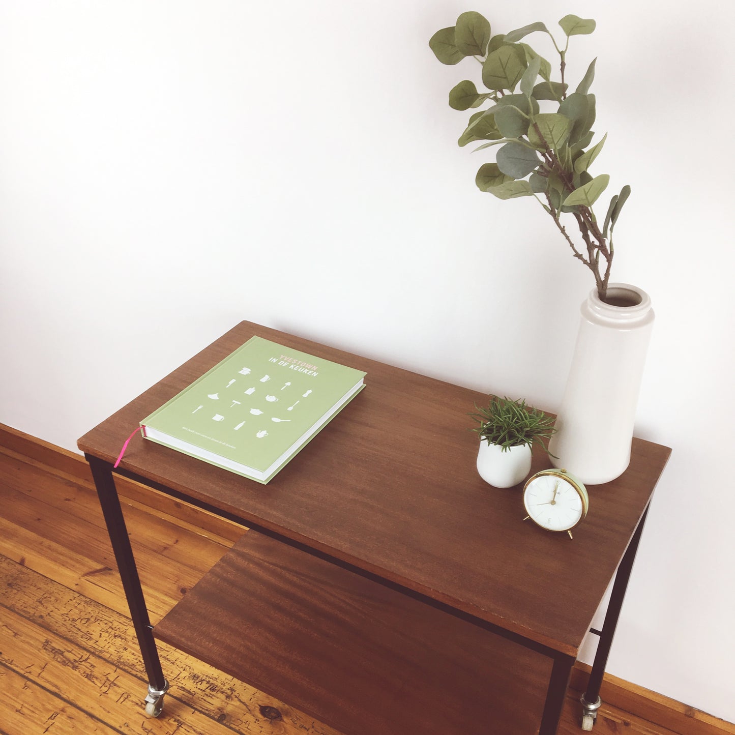 Strakke bijzettafel op wielen uit de jaren '60