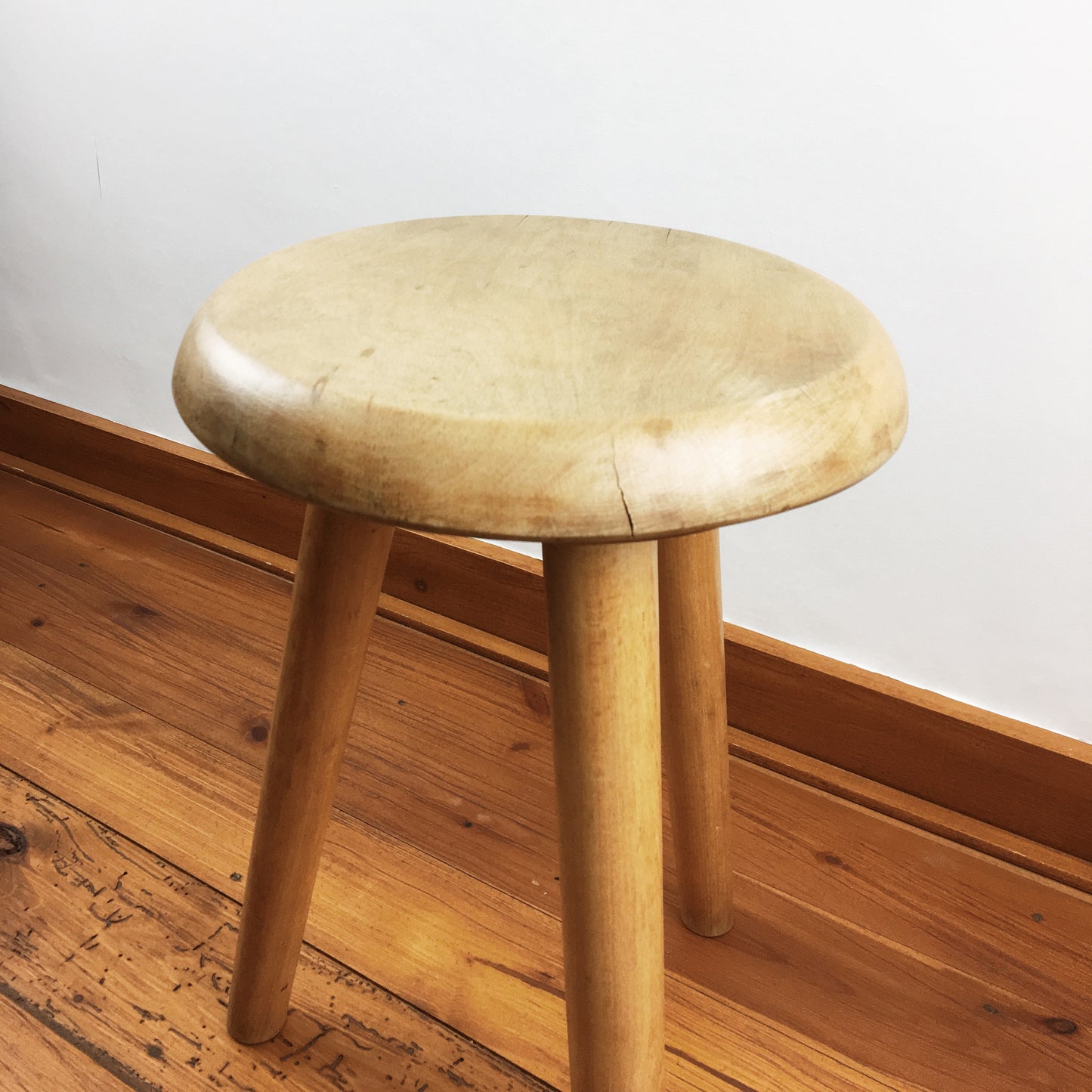 Kleine houten kruk