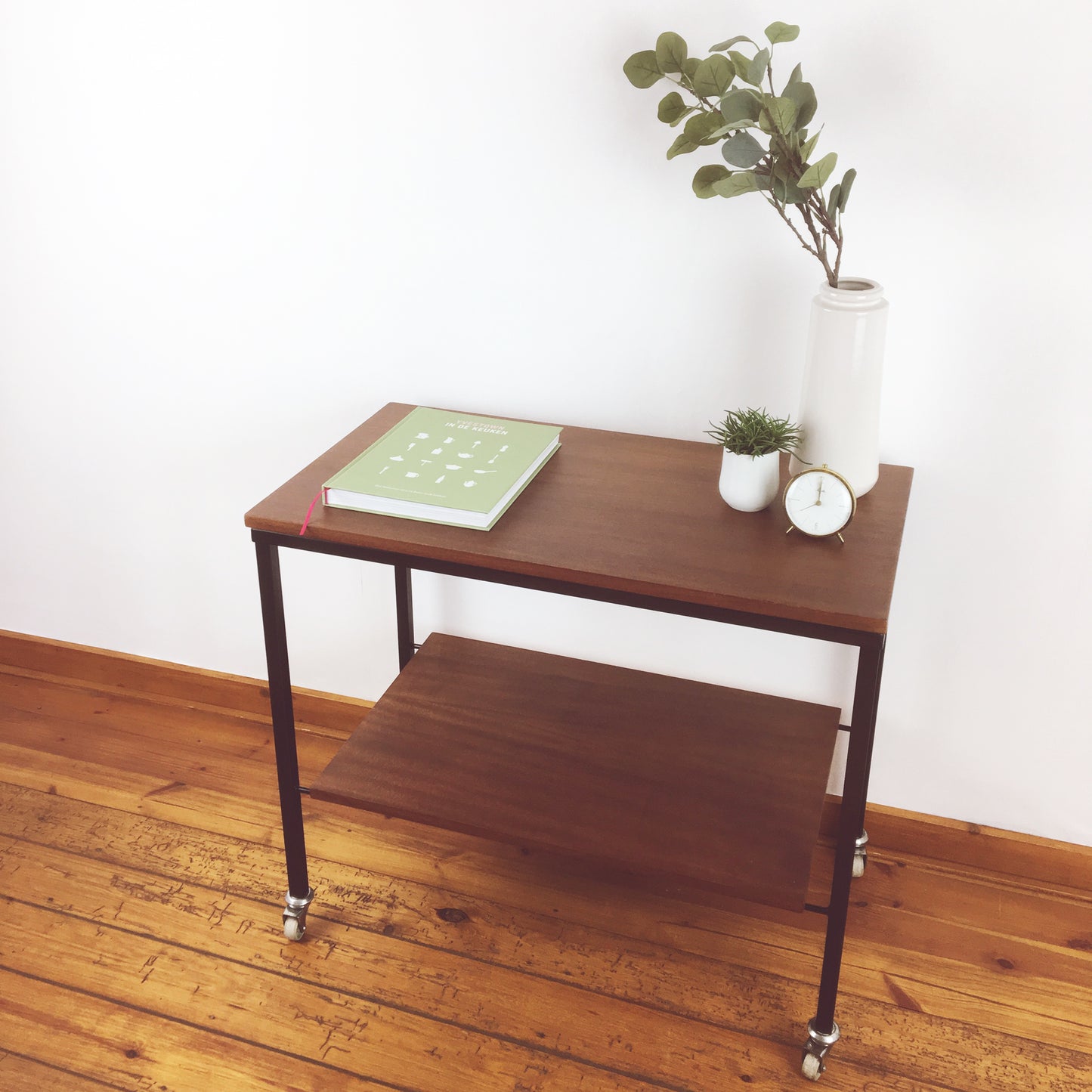 Strakke bijzettafel op wielen uit de jaren '60