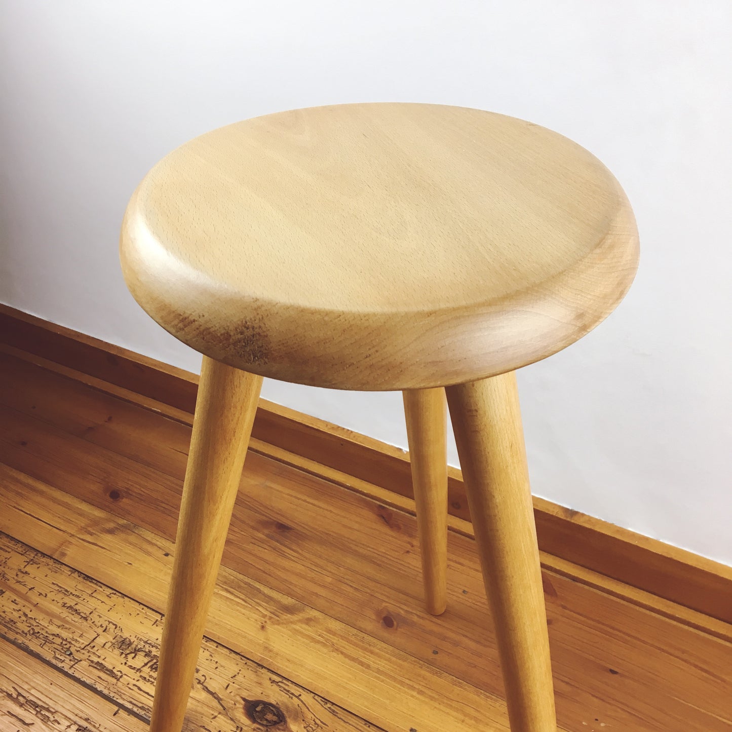 Hoge houten kruk