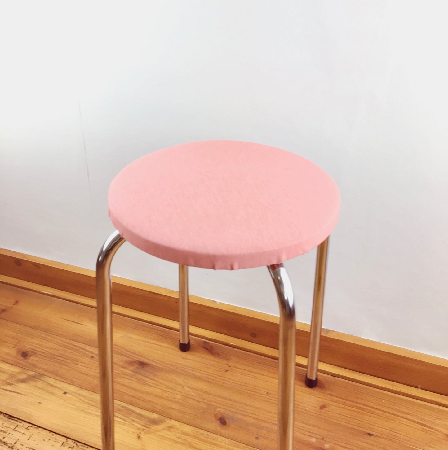 Roze krukje met metalen pootjes