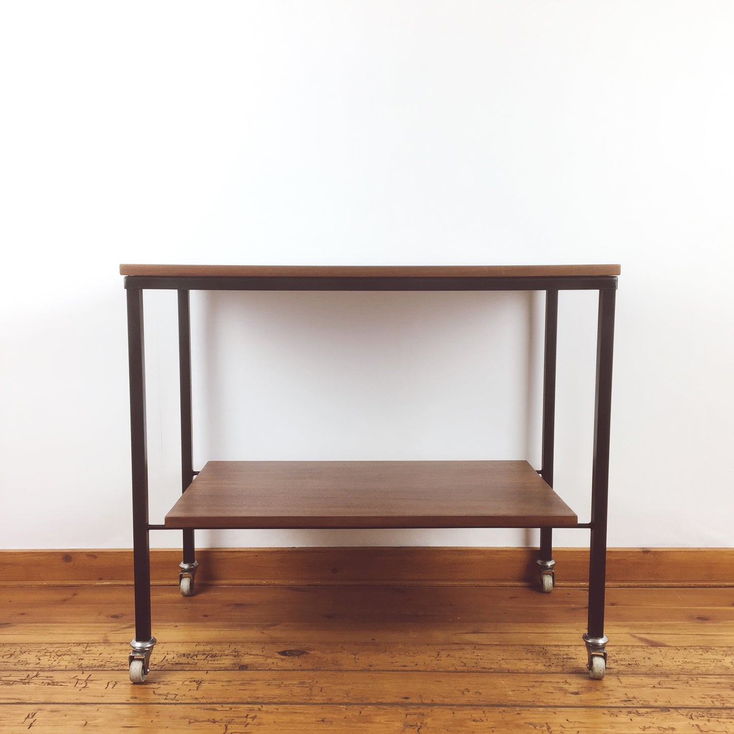 Strakke bijzettafel op wielen uit de jaren '60
