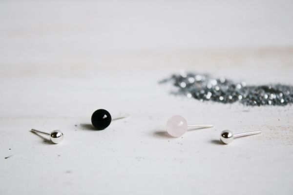 'particulas elementales' - onyx of malachiet met 18kt verguld oorbelletje