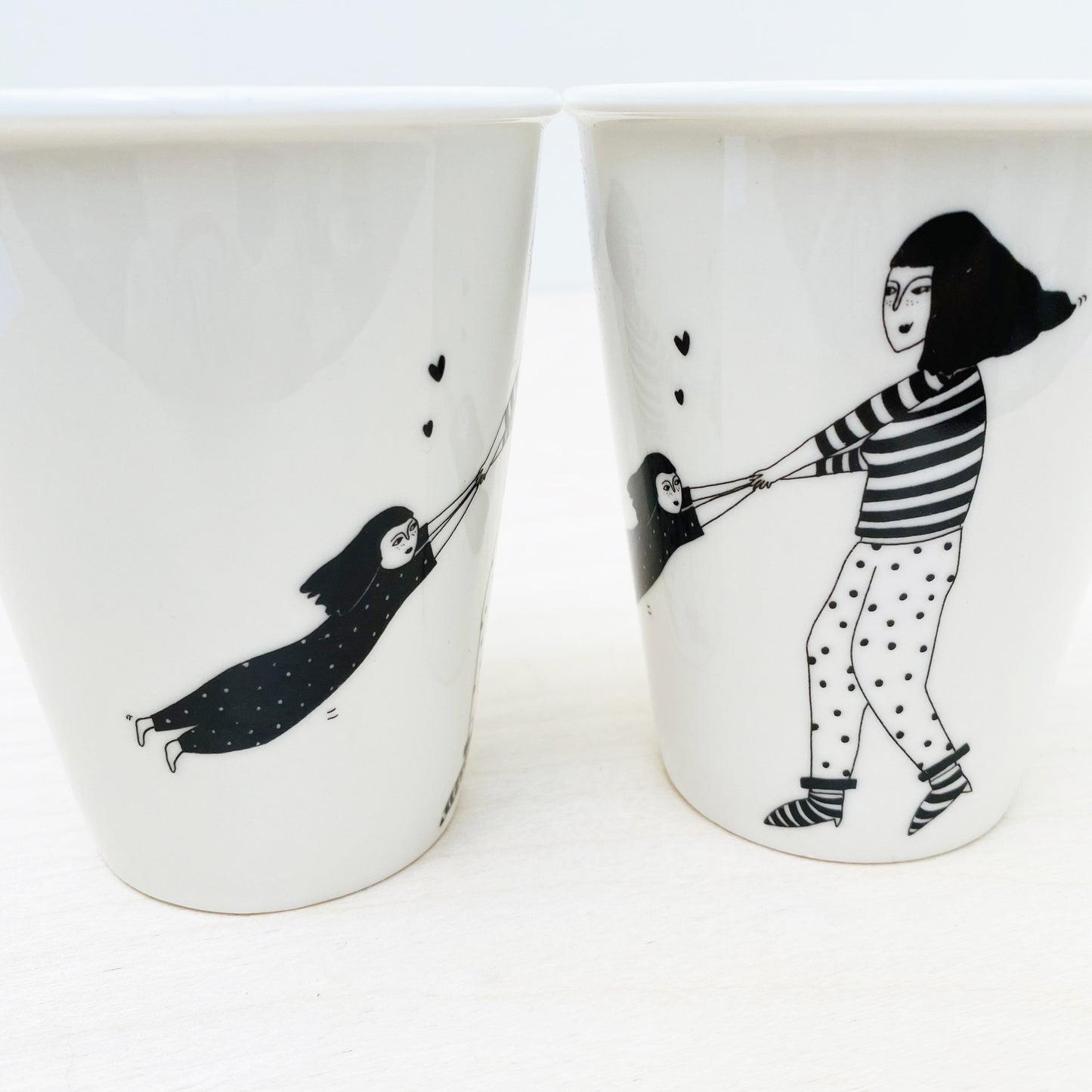 Beker 'Spinning around' - Helen B.