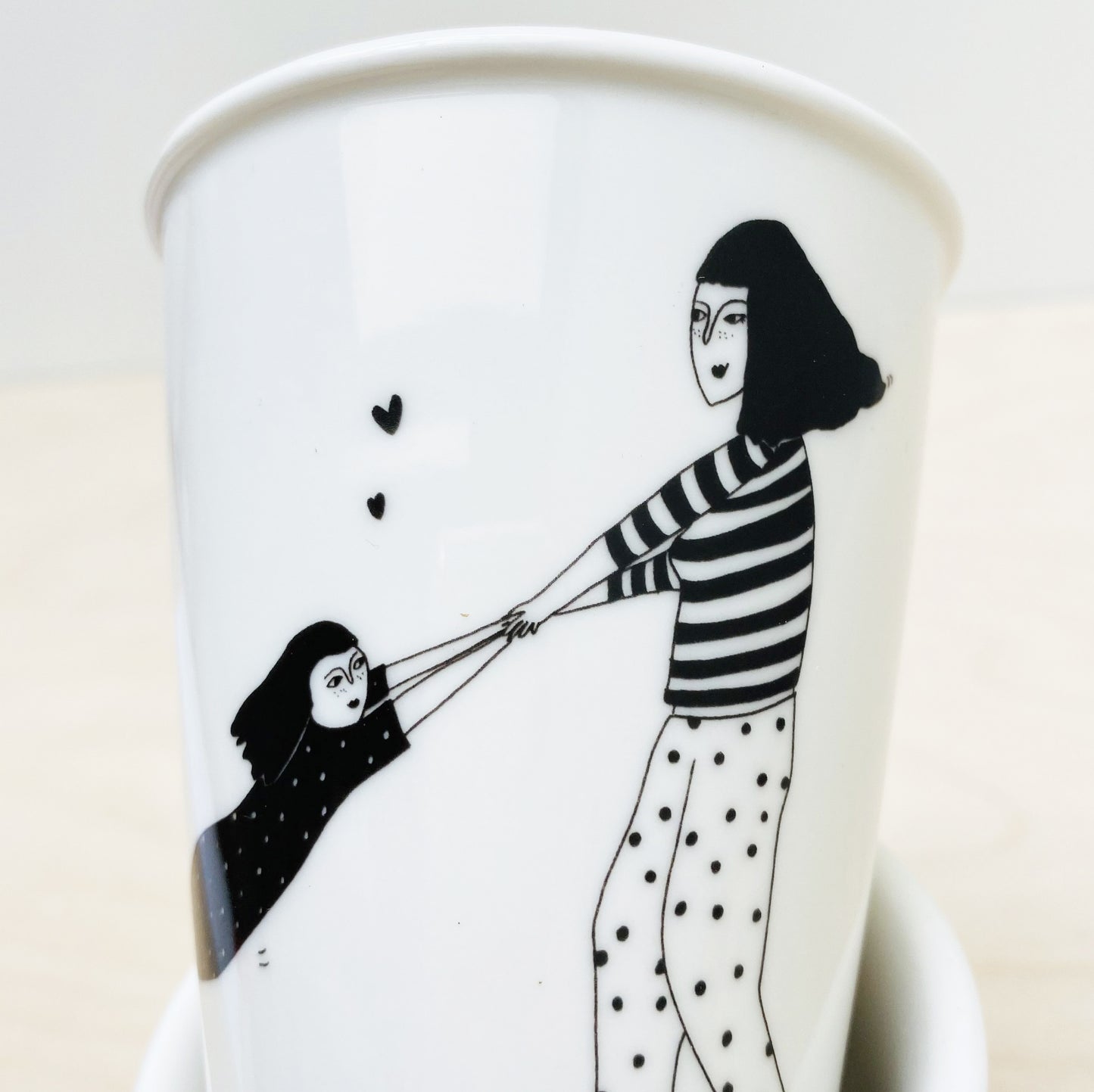 Beker 'Spinning around' - Helen B.
