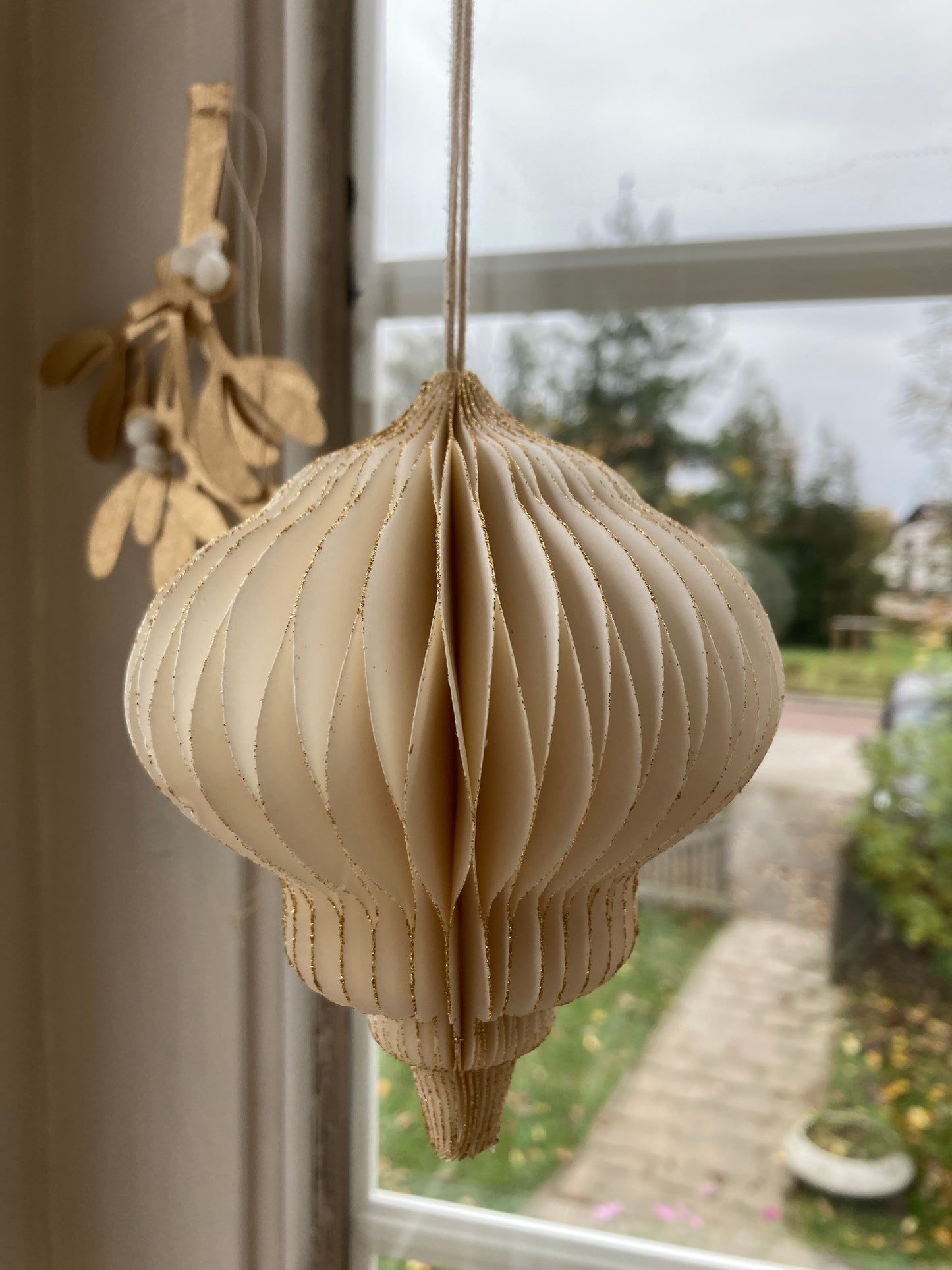 Kerstornament ecru met goudenrand - handmade & fairtrade