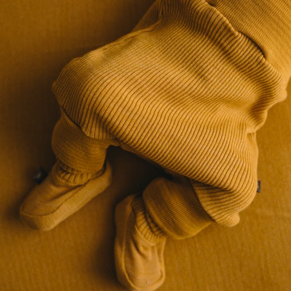 Slofjes/booties amber yarn - mustard sunset (0 - 6 M)