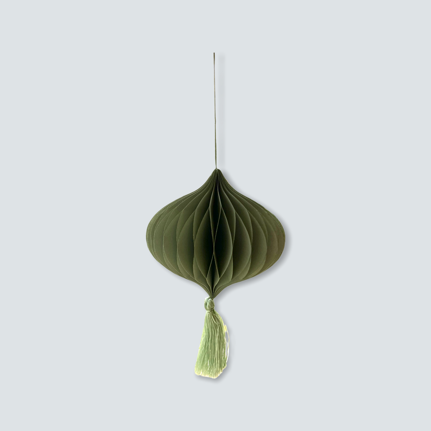 Kerstornament grijsgroen met tassel - handmade & fairtrade