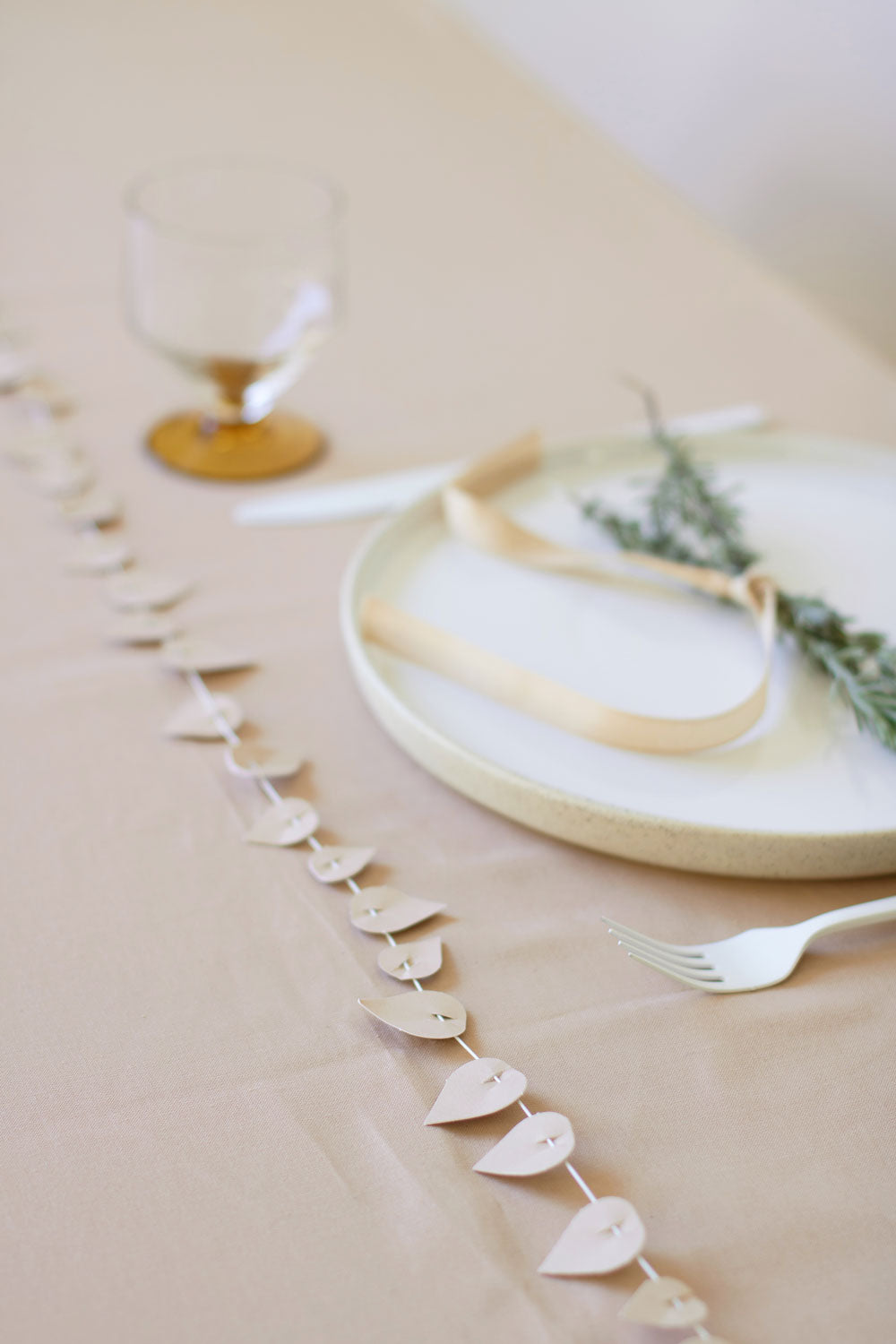 Twig leaves - blushing beige
