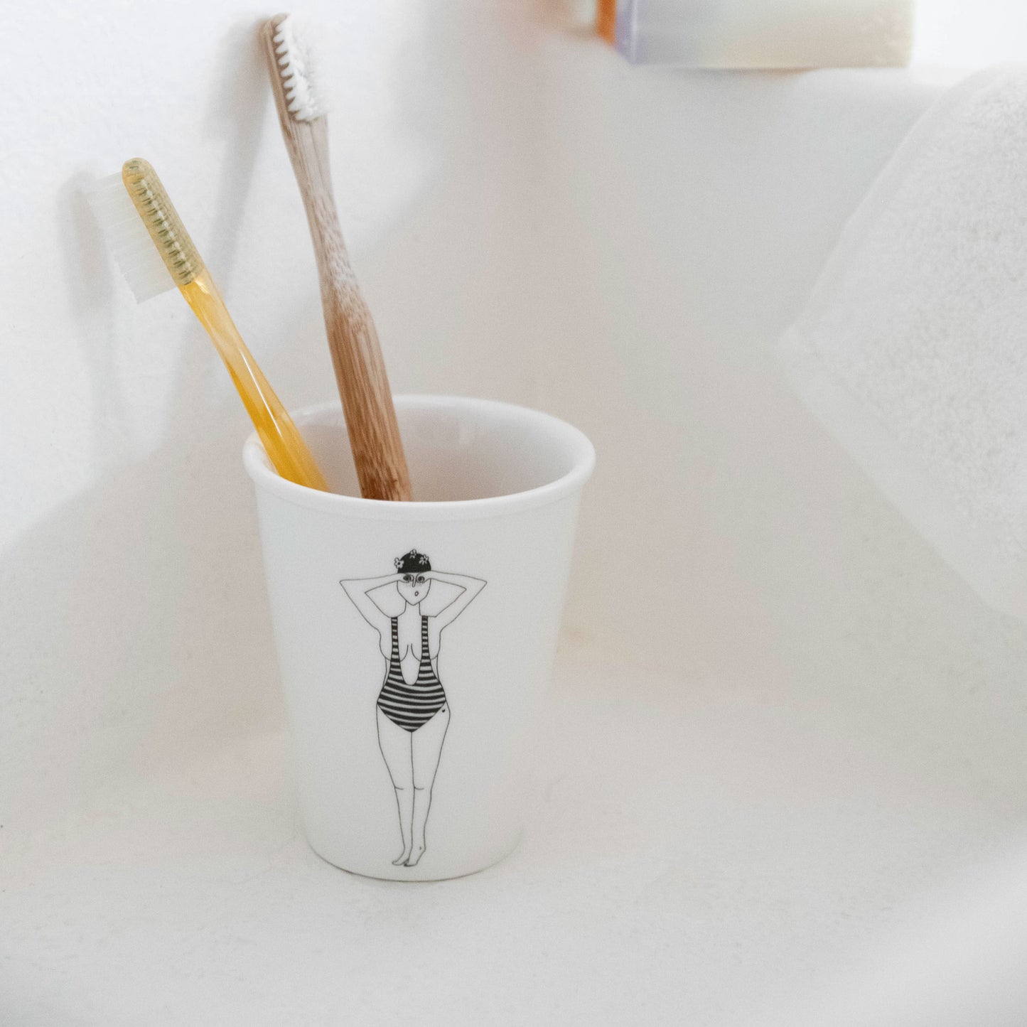 Beker 'Backwards' - Helen B.
