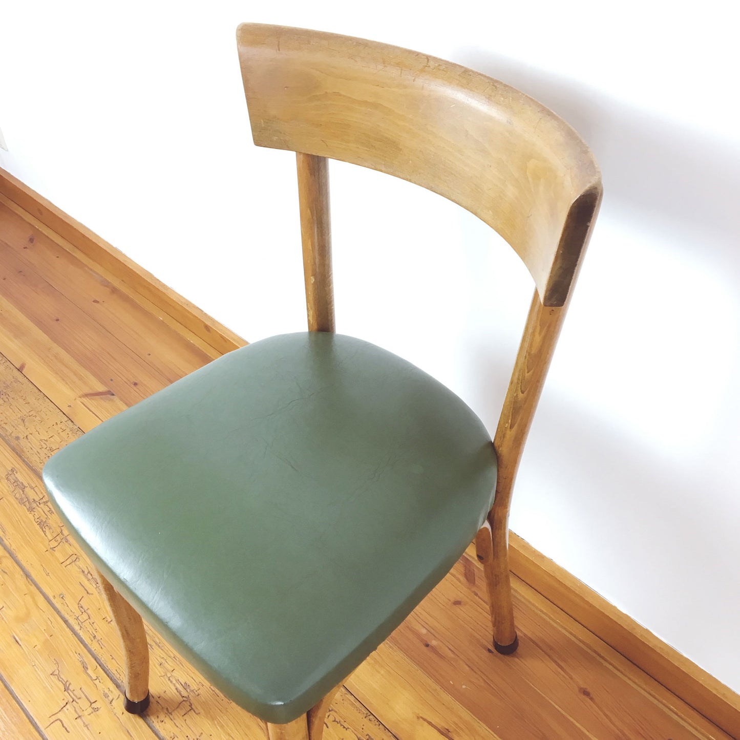 Houten caféstoelen met skai zit (2 stuks)