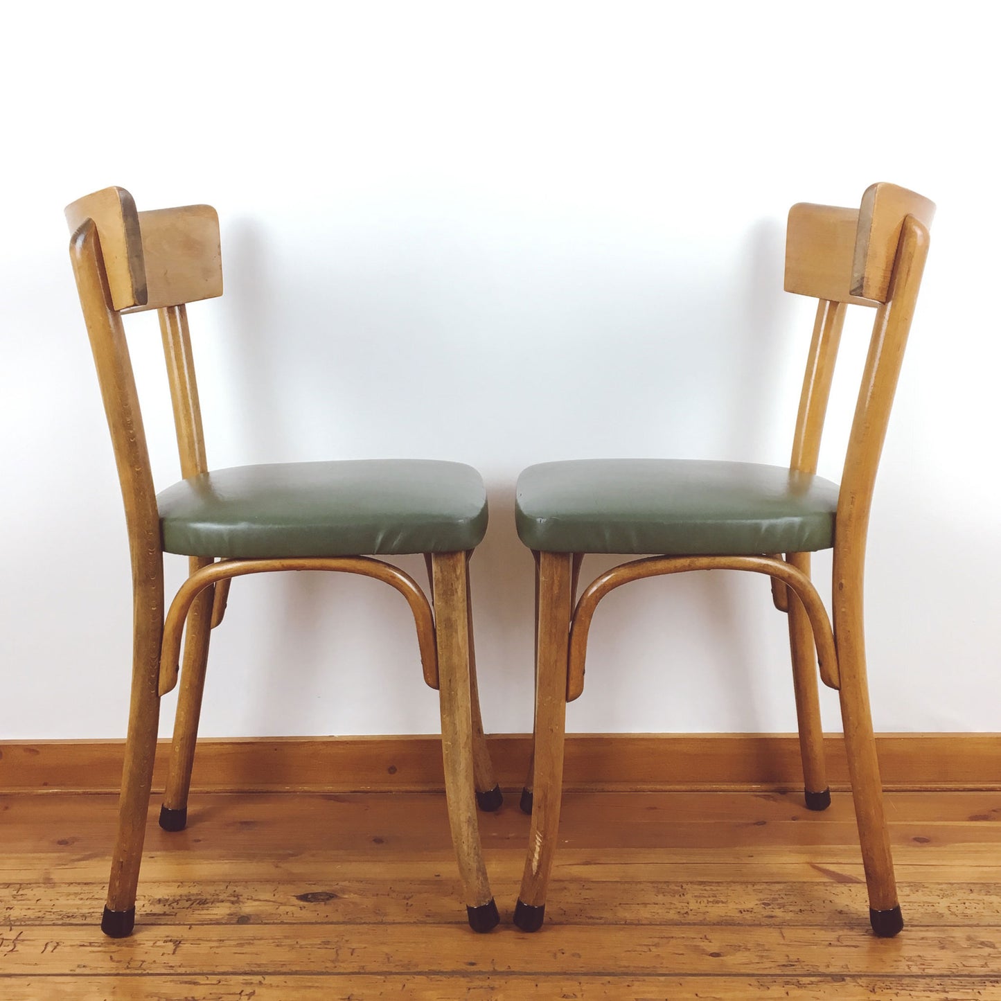 Houten caféstoelen met skai zit (2 stuks)