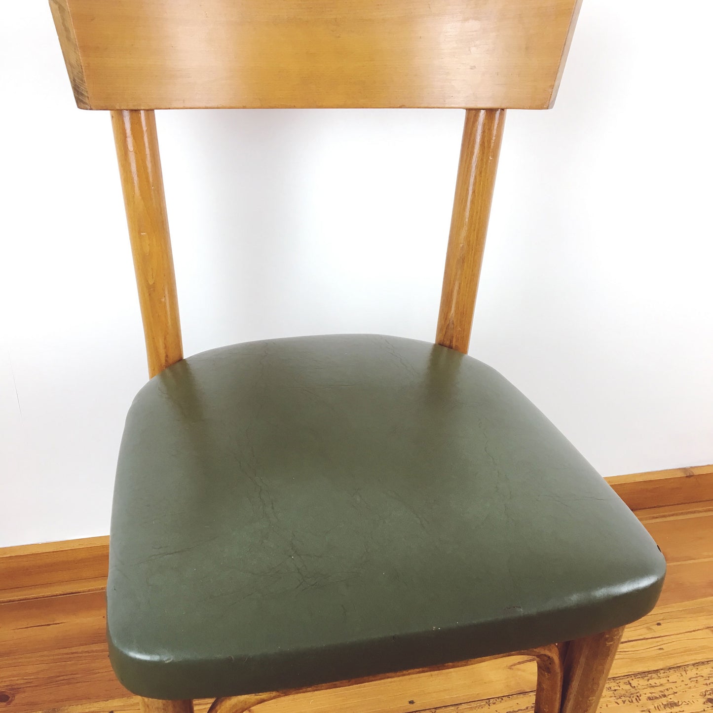 Houten caféstoelen met skai zit (2 stuks)