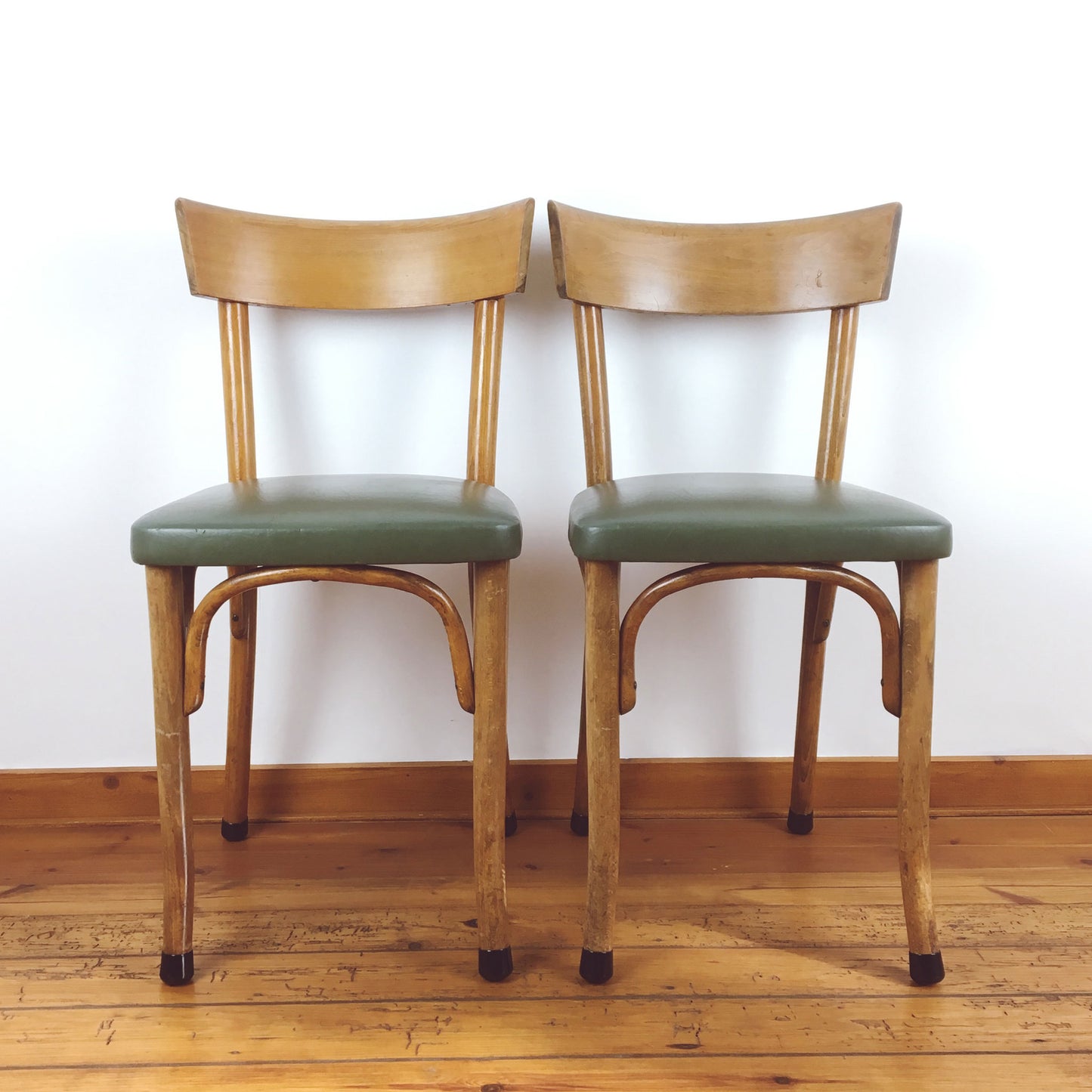 Houten caféstoelen met skai zit (2 stuks)