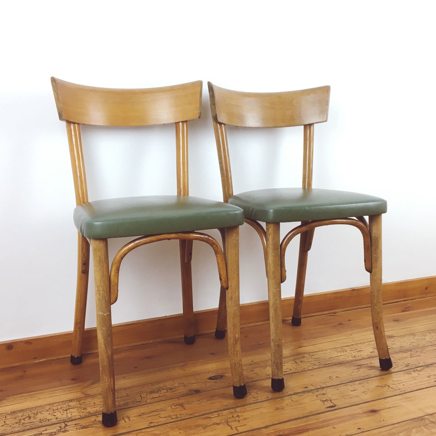 Houten caféstoelen met skai zit (2 stuks)