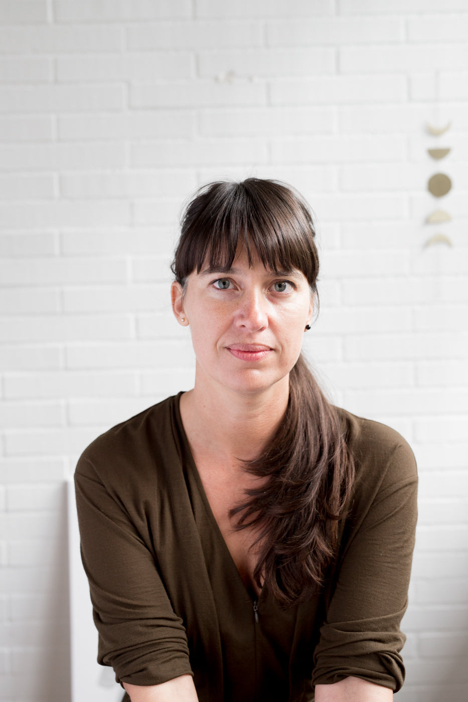 'particulas elementales' - onyx of malachiet met 18kt verguld oorbelletje