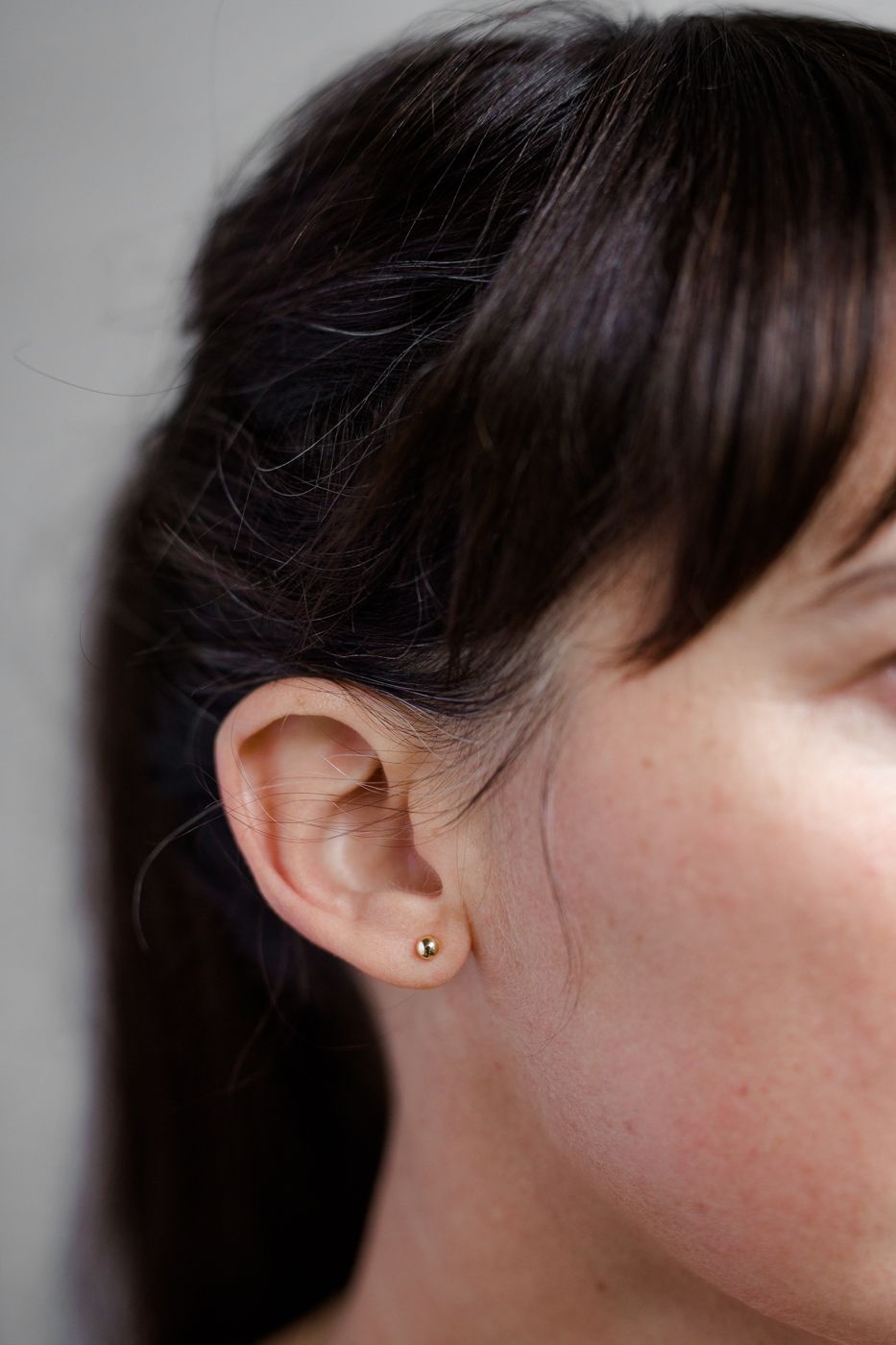 'particulas elementales' - onyx of malachiet met 18kt verguld oorbelletje