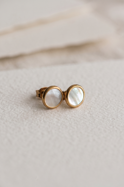 Elegante oorstekers met parelmoer