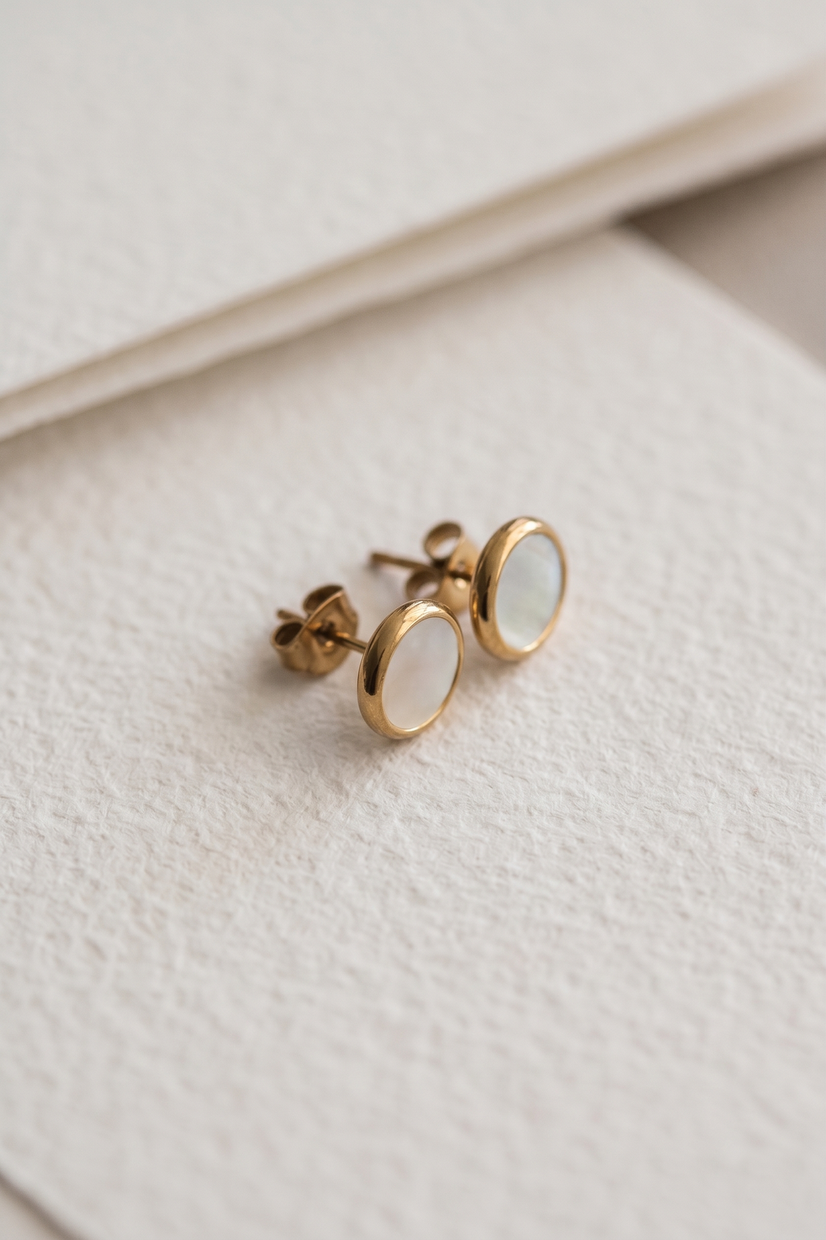 Elegante oorstekers met parelmoer