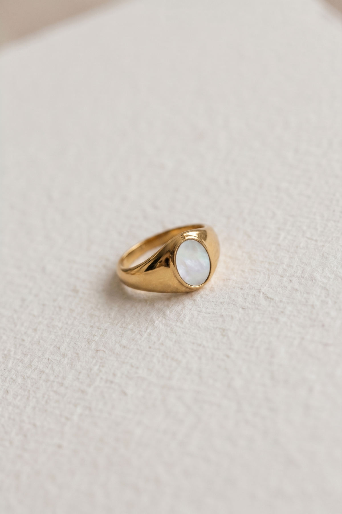 Witte ingelegde ring met parelmoer