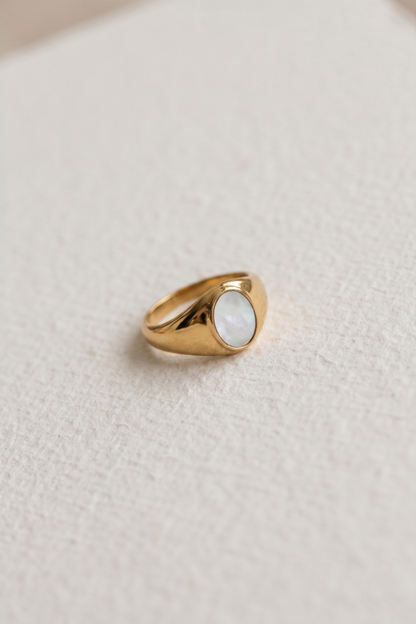Witte ingelegde ring met parelmoer