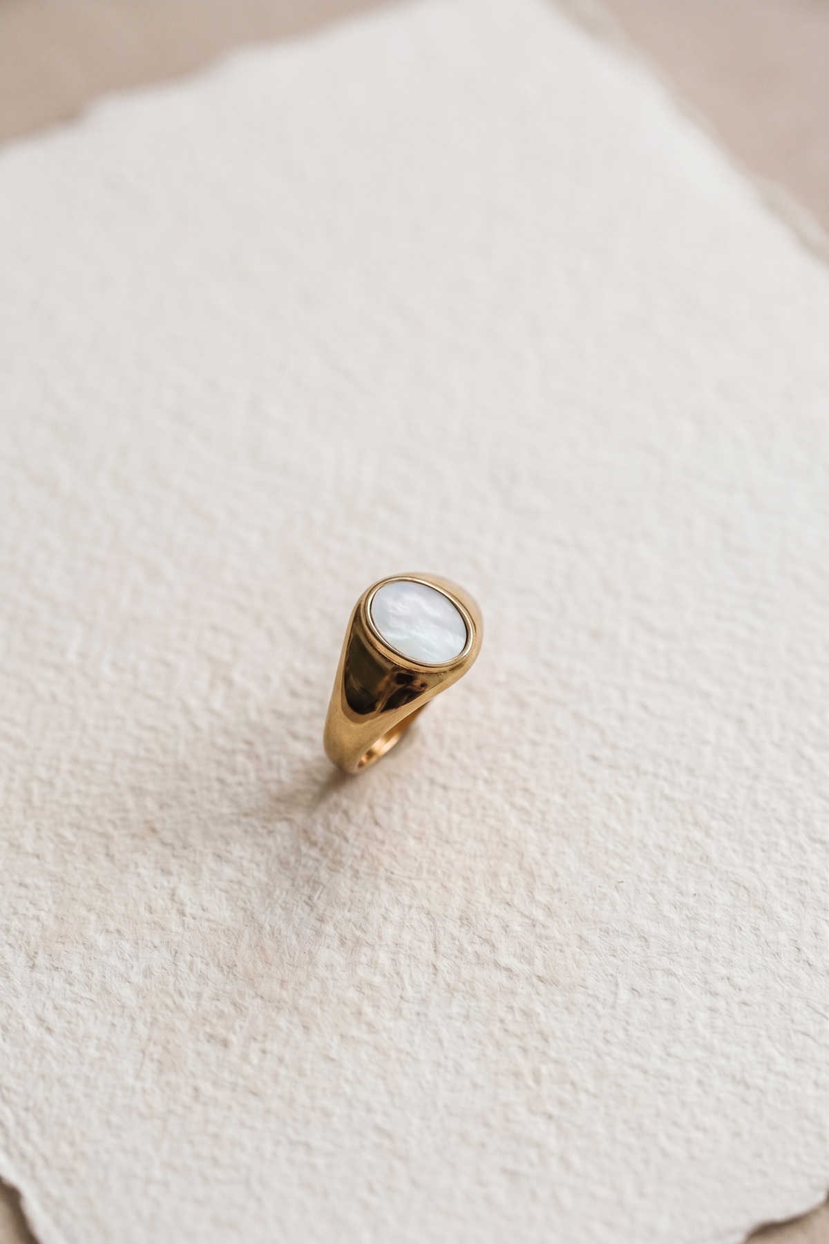 Witte ingelegde ring met parelmoer