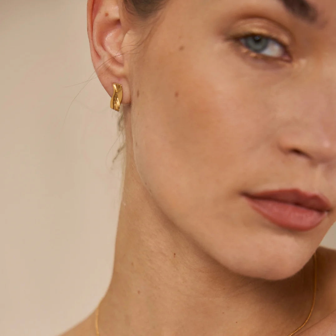 Oorbellen met geweven textuur