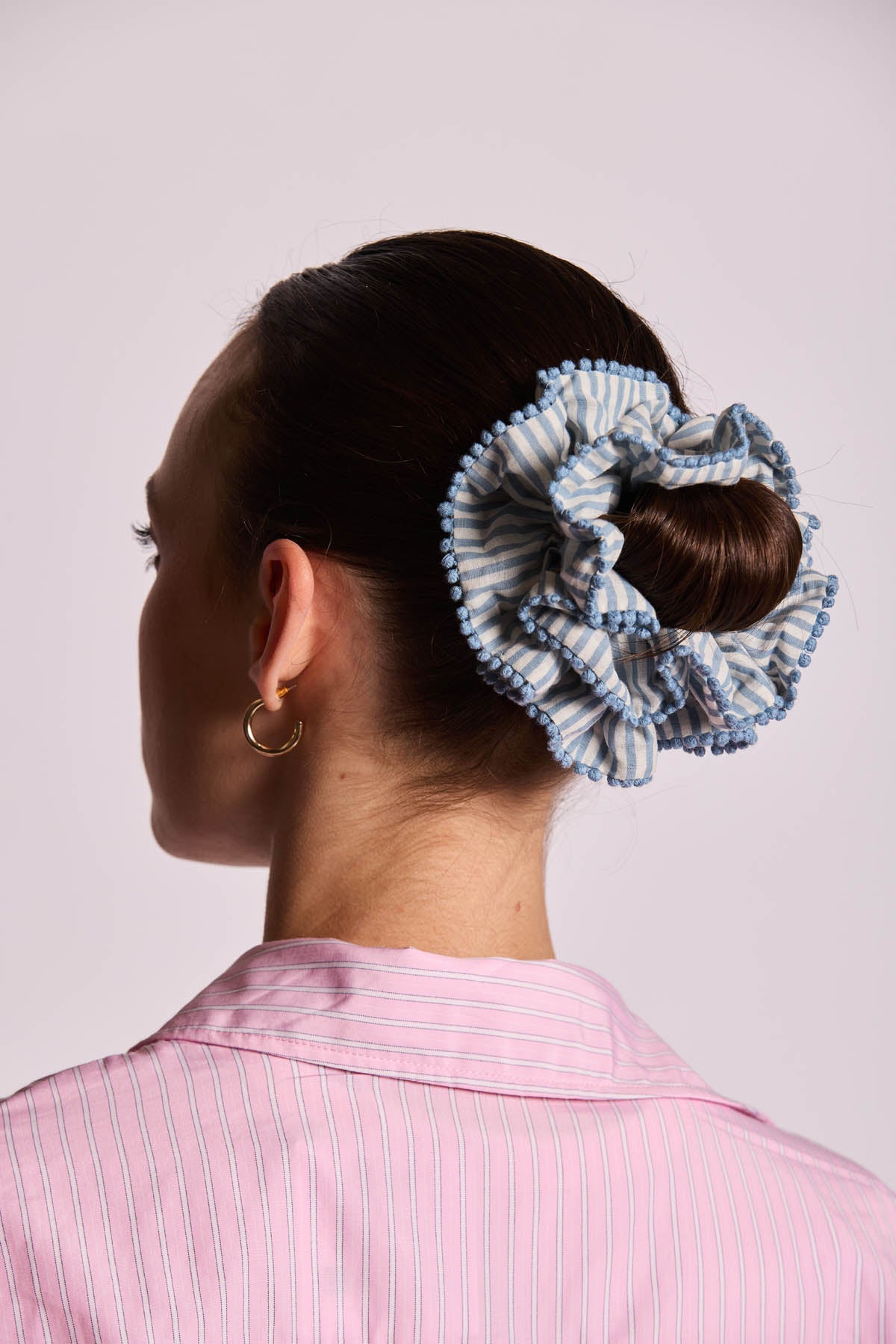 Blauw gestreepte haarelastiek met ruches