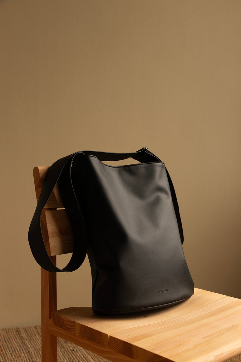 Naomi cross body bag • black